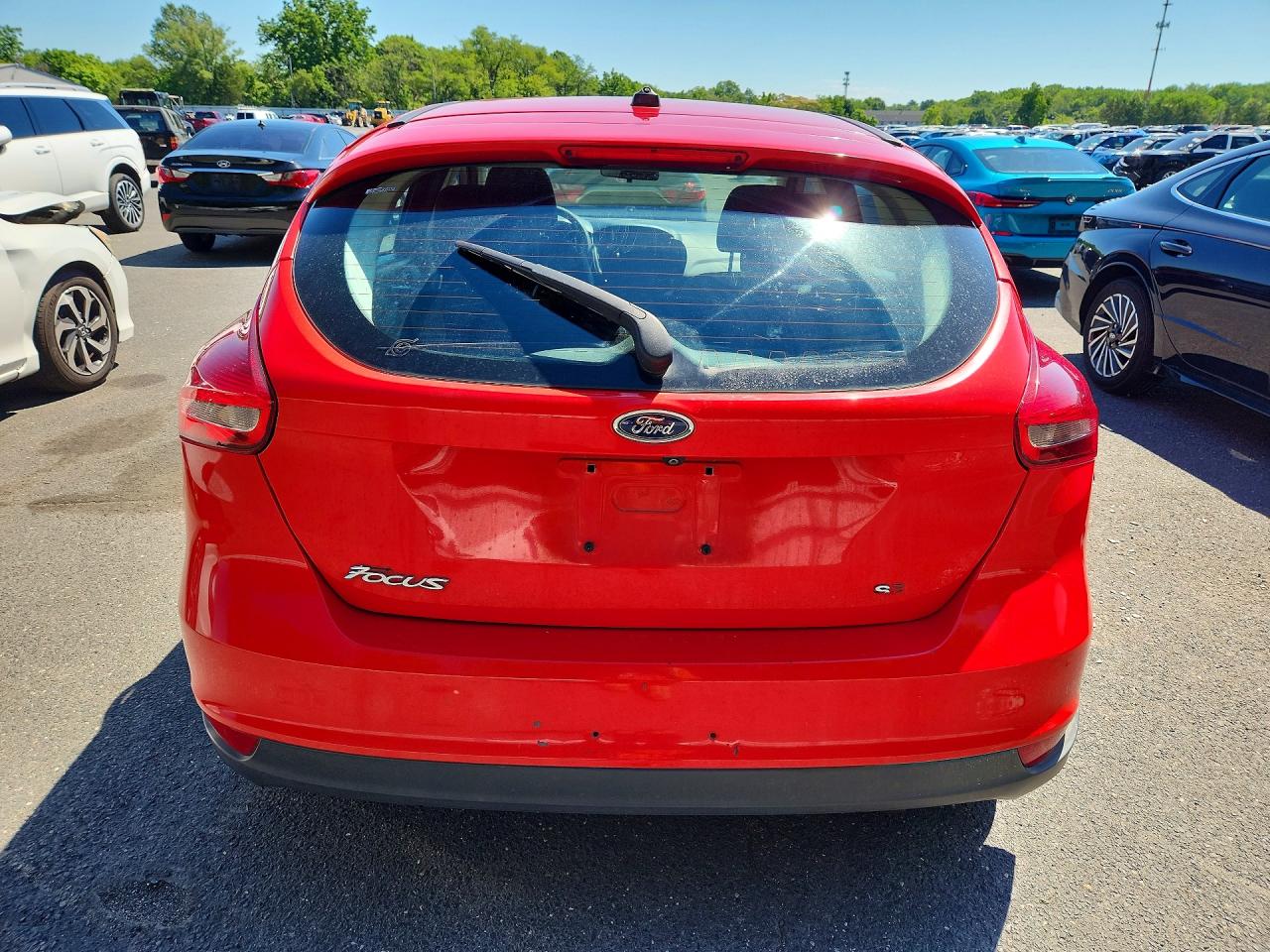 2017 Ford Focus Se Red vin: 1FADP3K2XHL278739