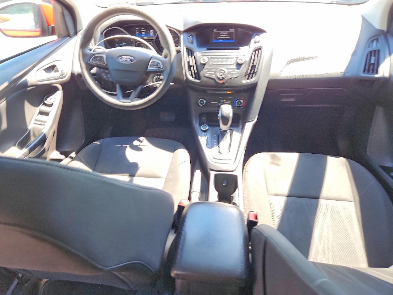 2017 Ford Focus Se Red vin: 1FADP3K2XHL278739