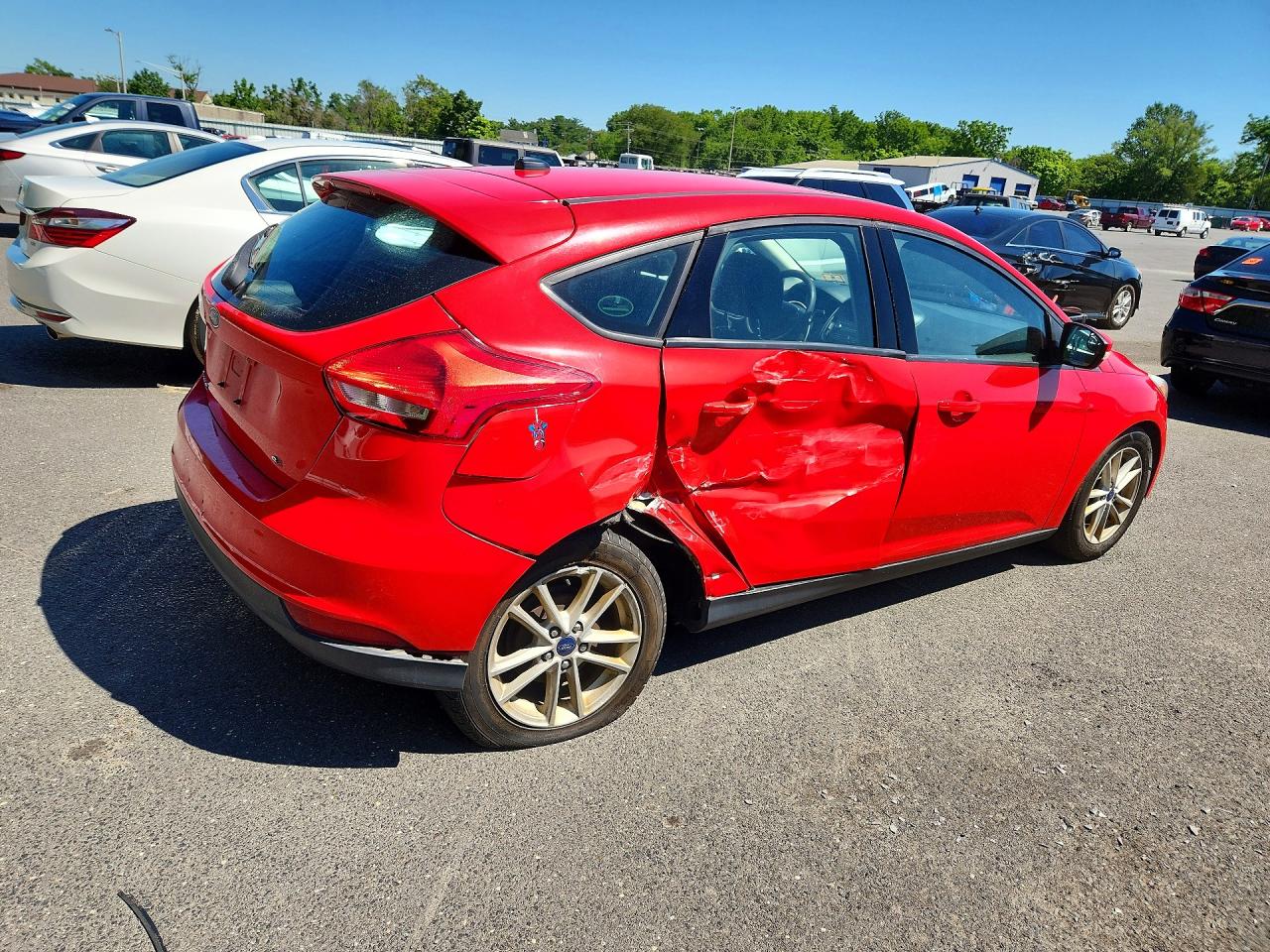 2017 Ford Focus Se Red vin: 1FADP3K2XHL278739