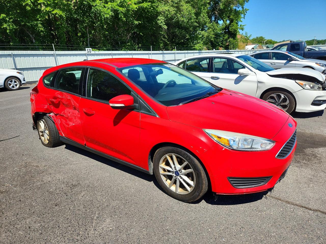 2017 Ford Focus Se Red vin: 1FADP3K2XHL278739