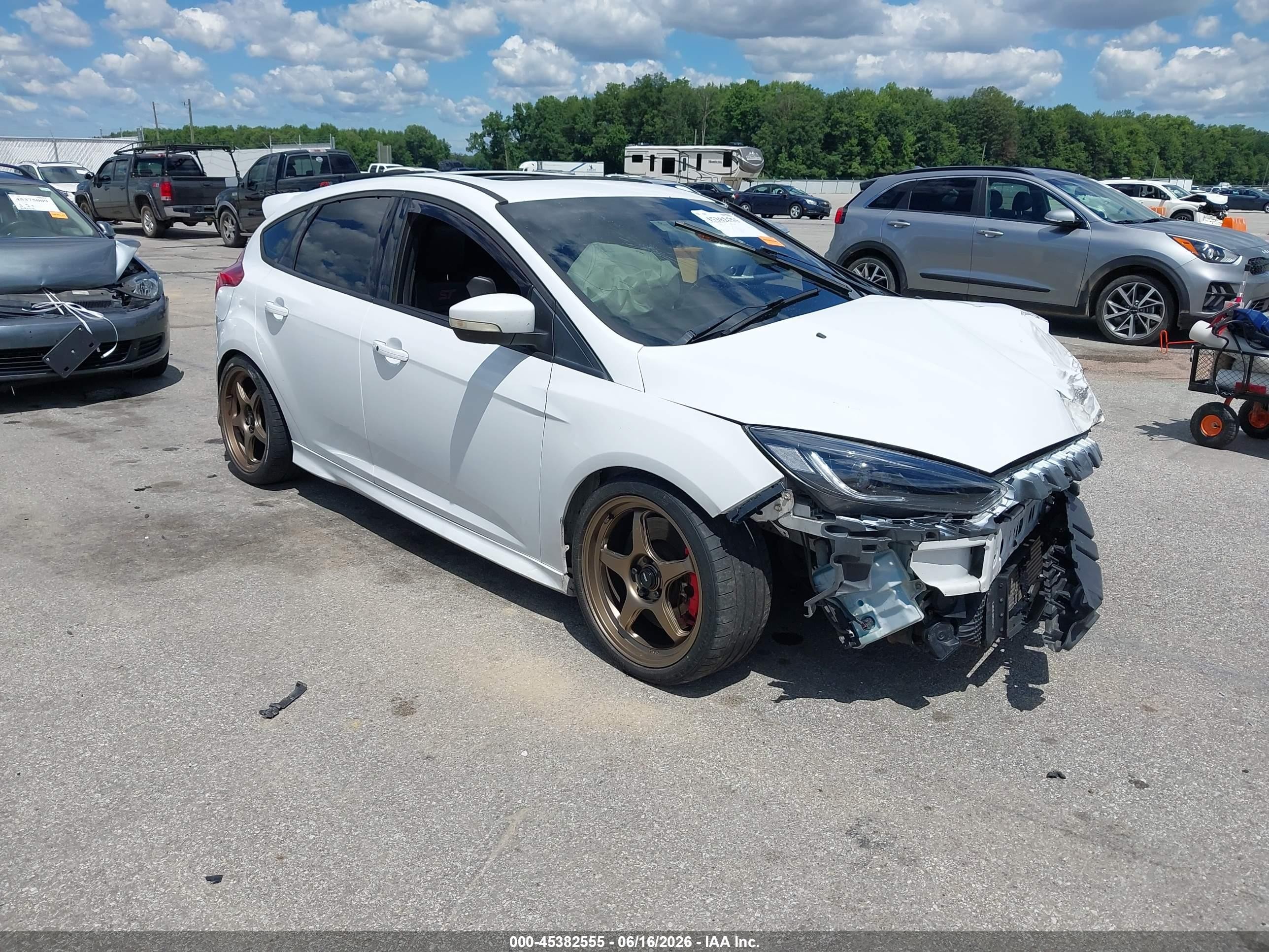 2013 Ford Focus St   White vin: 1FADP3L91DL283415