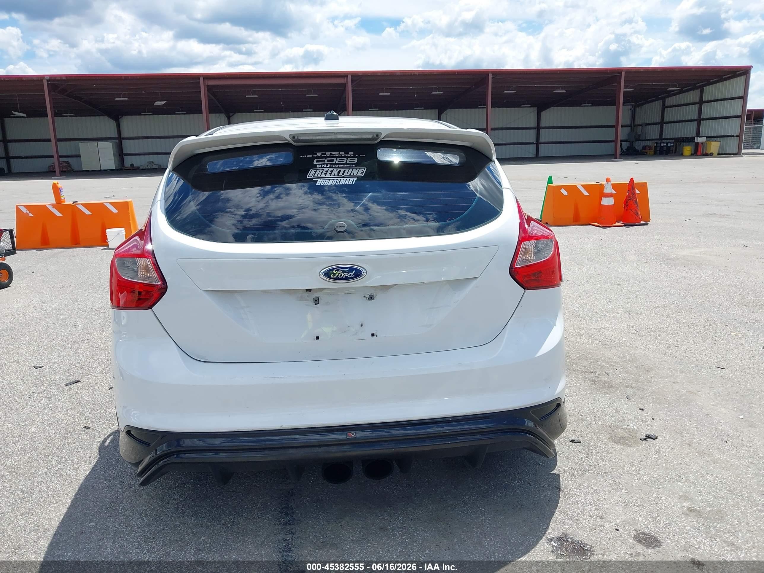 2013 Ford Focus St   White vin: 1FADP3L91DL283415
