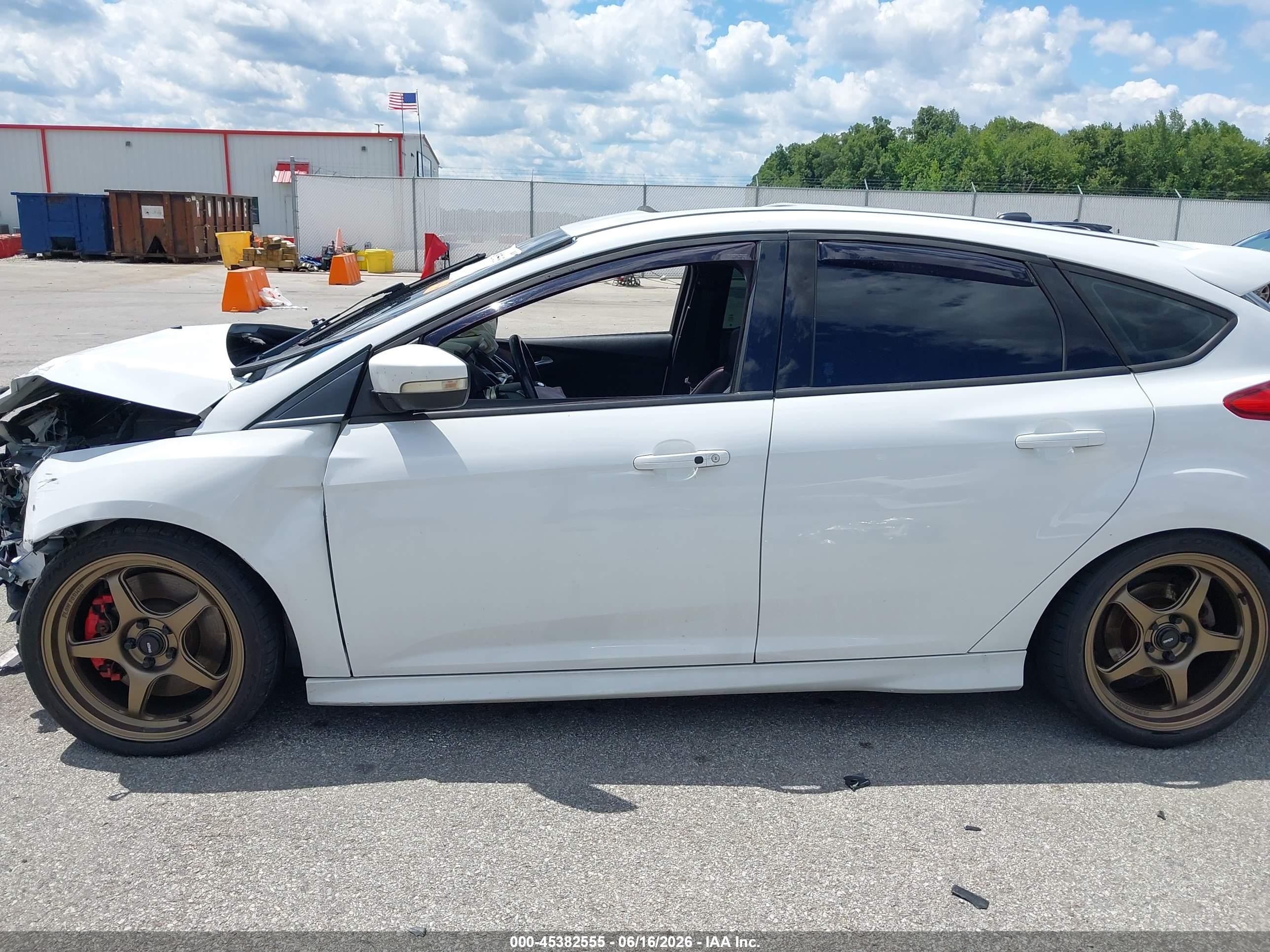 2013 Ford Focus St   White vin: 1FADP3L91DL283415