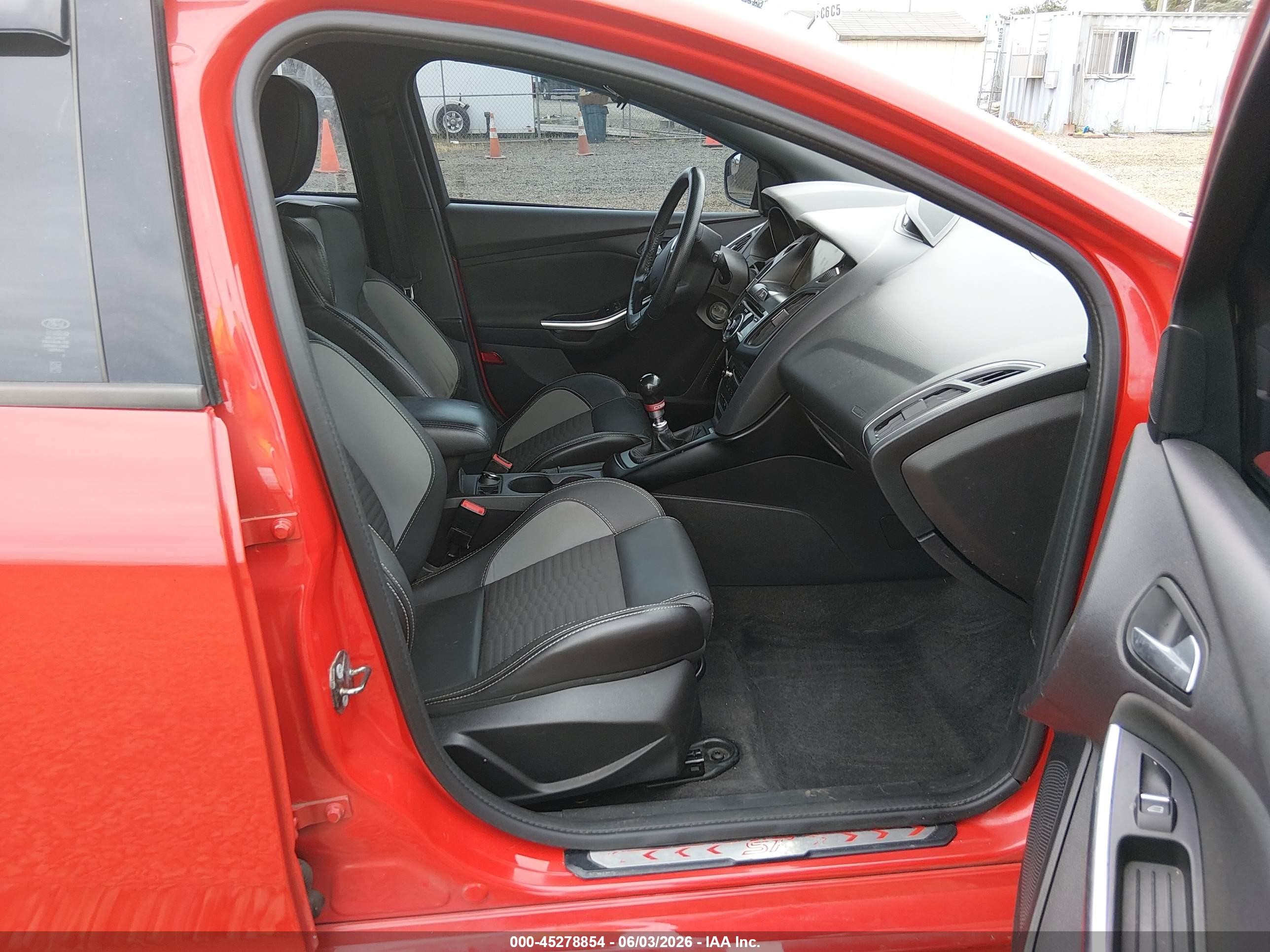 2014 Ford Focus St   Red vin: 1FADP3L91EL338947