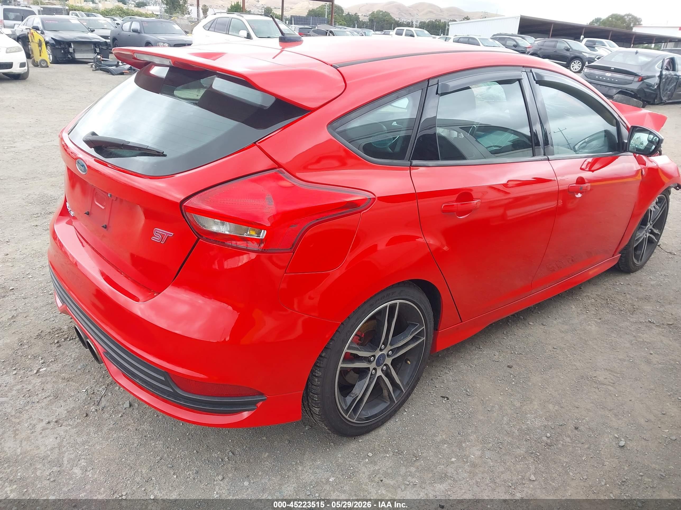 2015 Ford Focus St   Red vin: 1FADP3L91FL306758