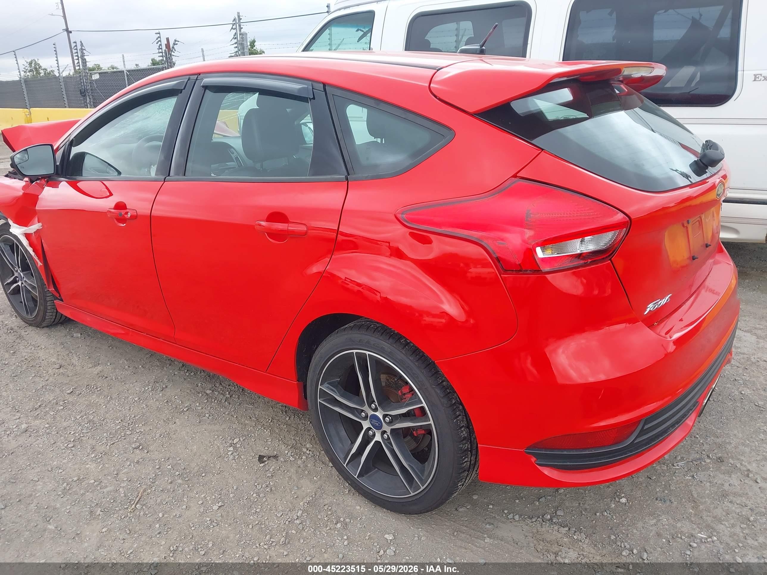 2015 Ford Focus St   Red vin: 1FADP3L91FL306758
