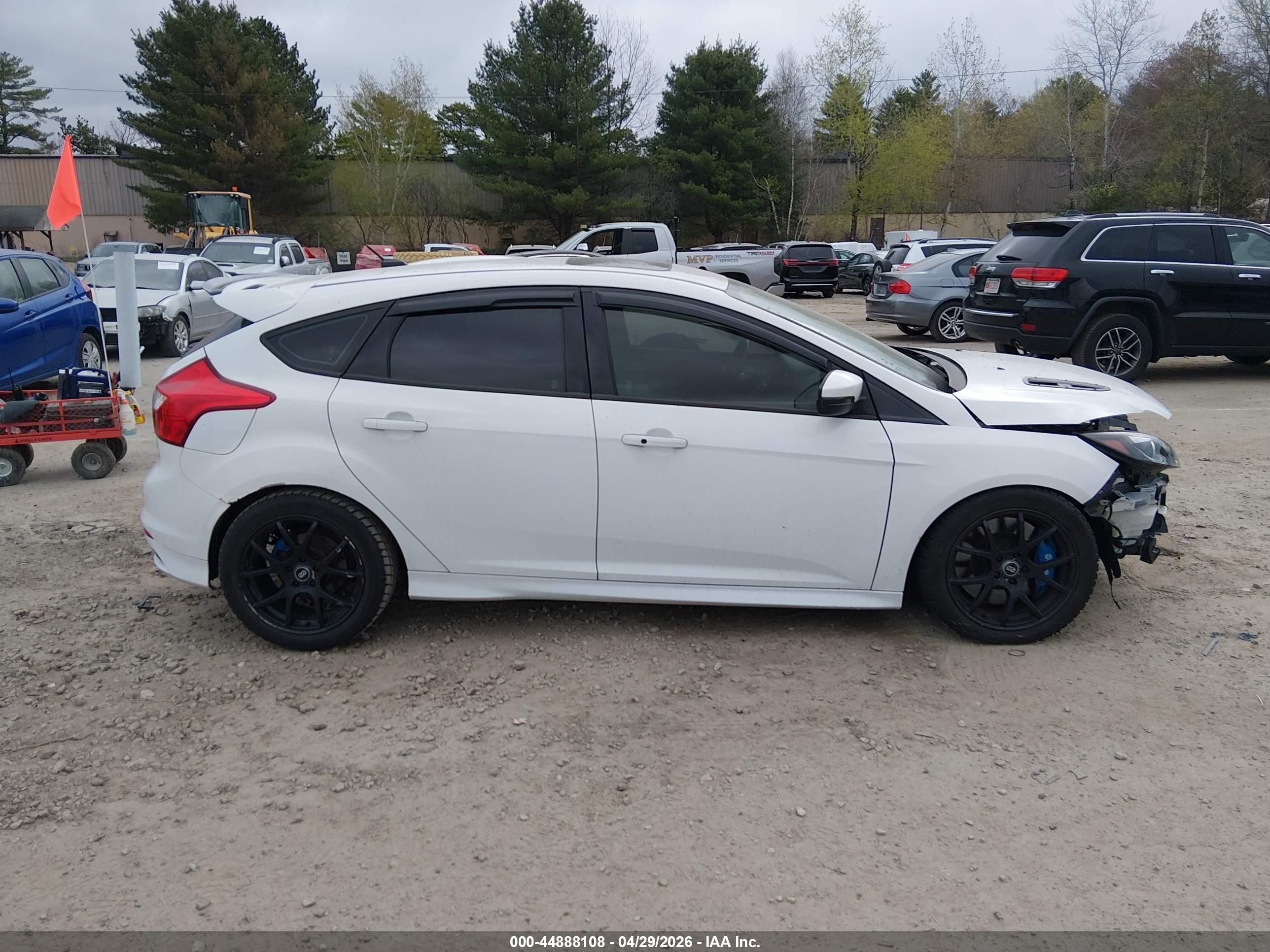 2014 Ford Focus St   White vin: 1FADP3L92EL114795