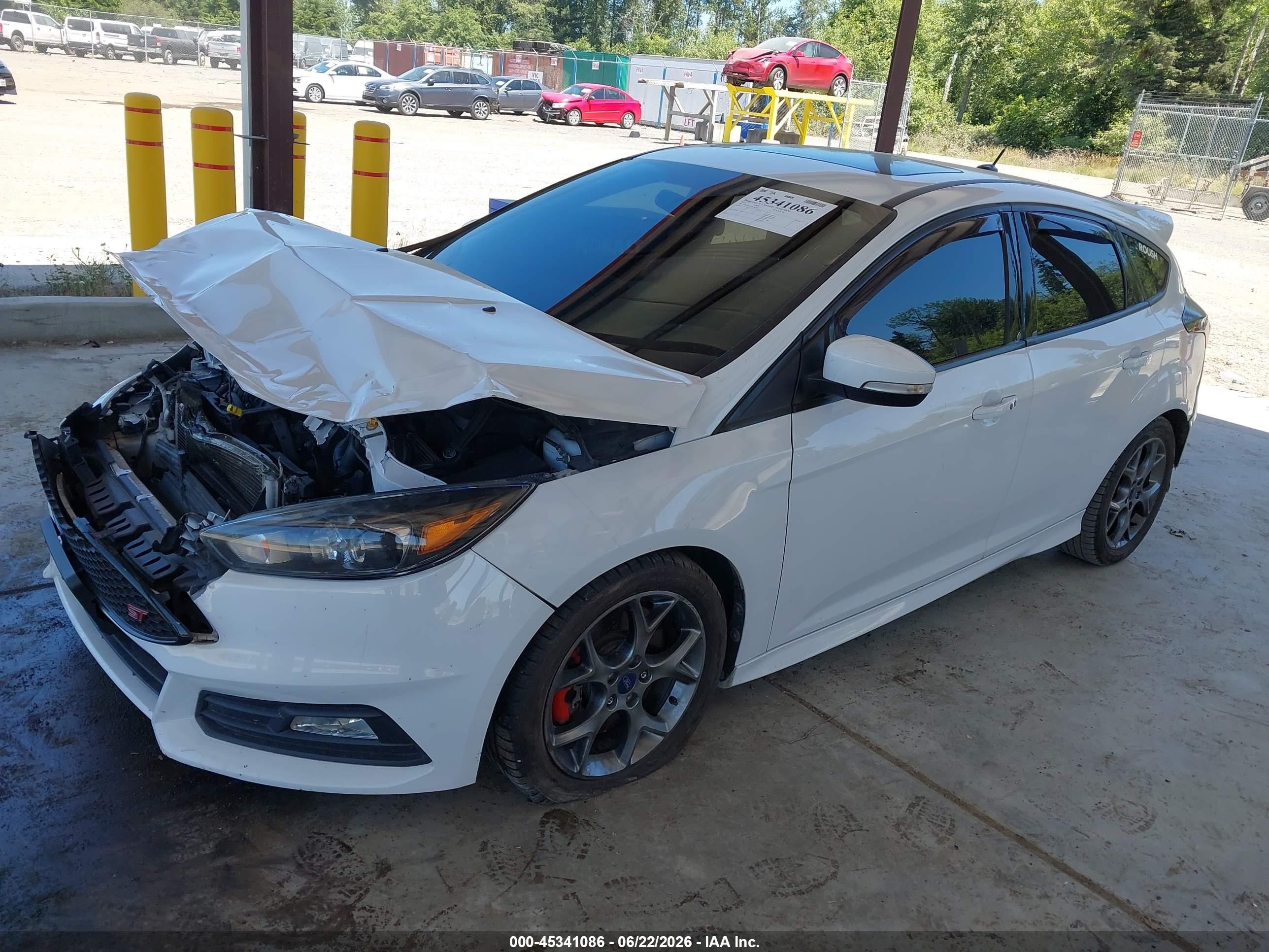 2015 Ford Focus St   White vin: 1FADP3L92FL281689