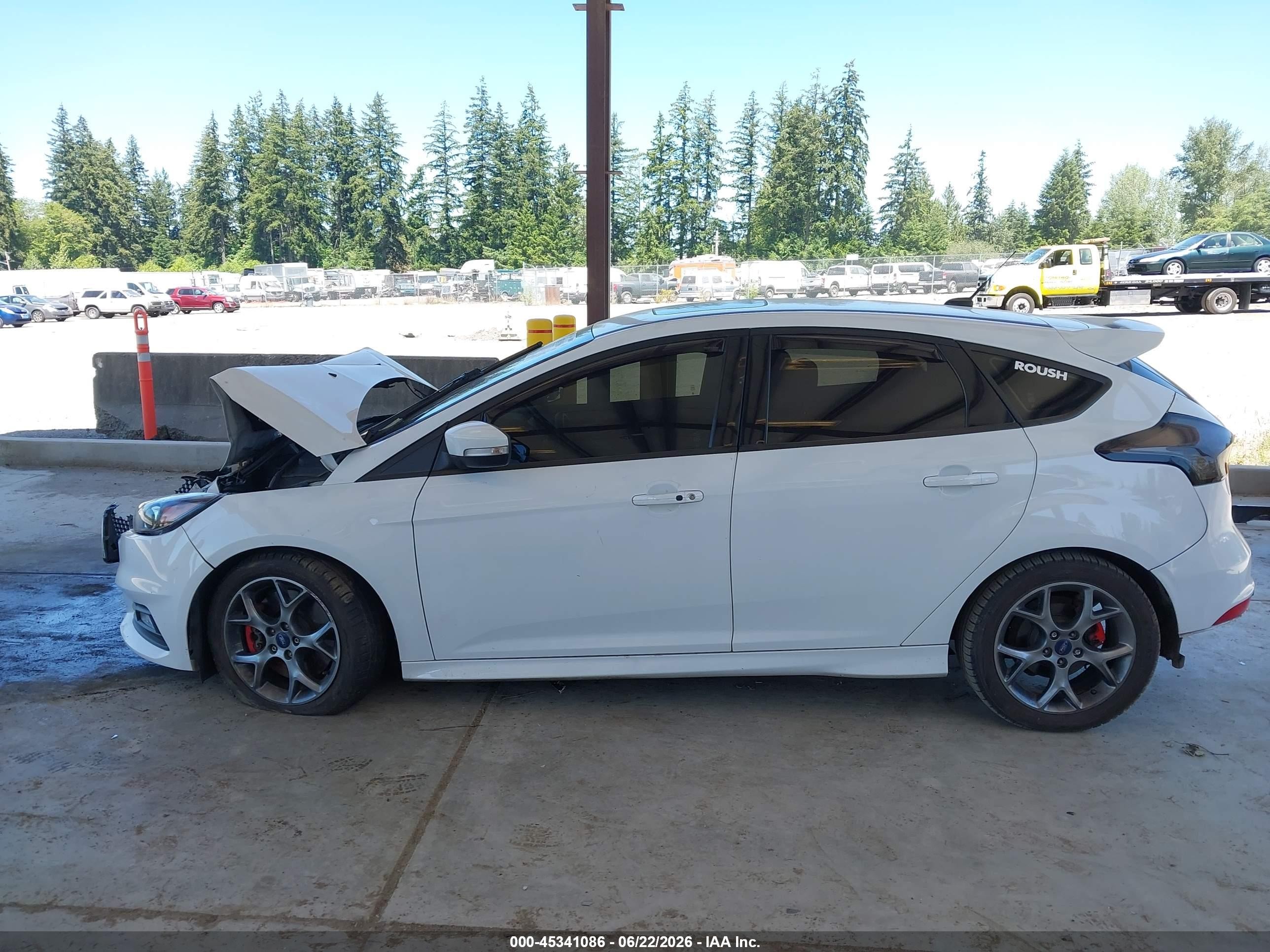 2015 Ford Focus St   White vin: 1FADP3L92FL281689