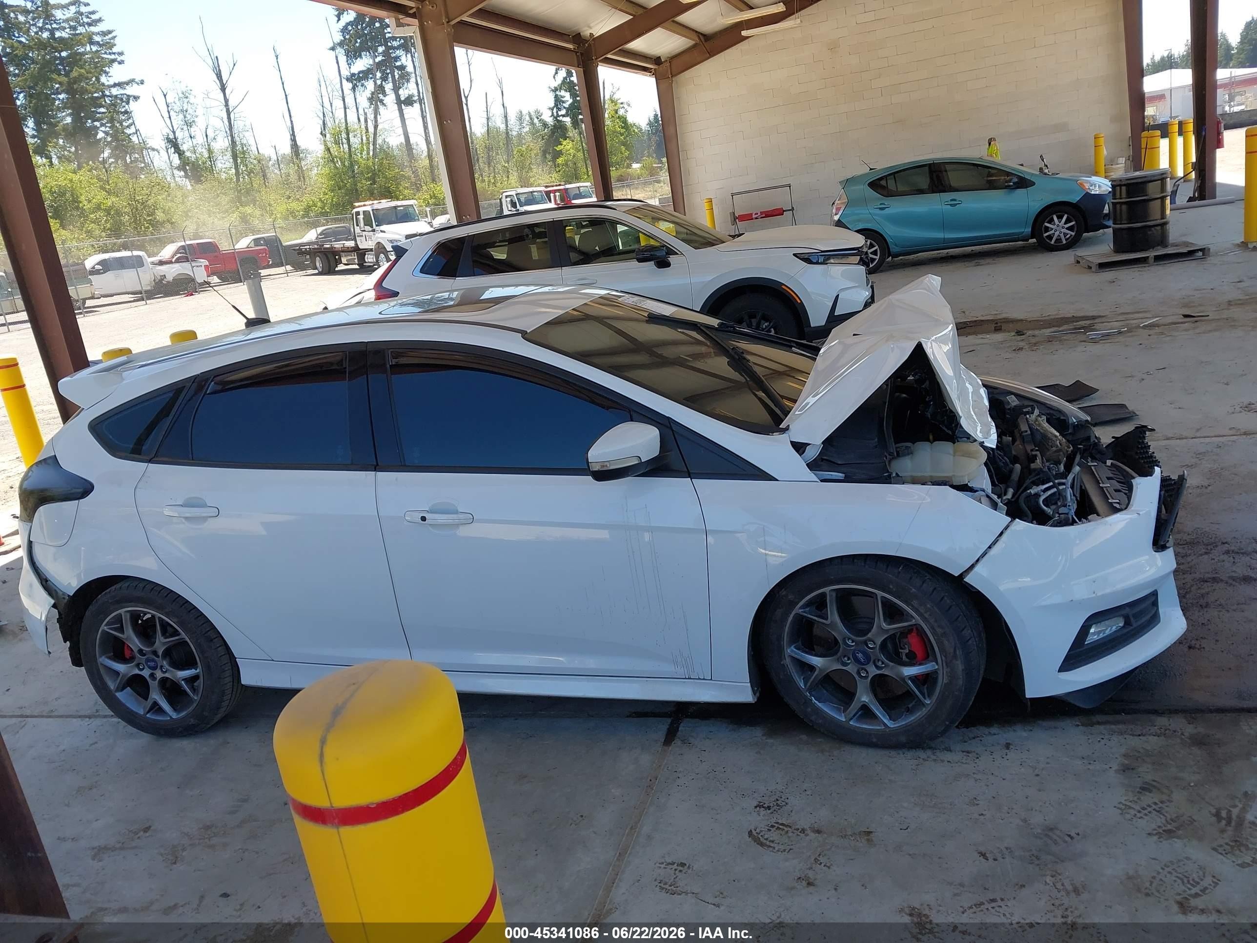 2015 Ford Focus St   White vin: 1FADP3L92FL281689