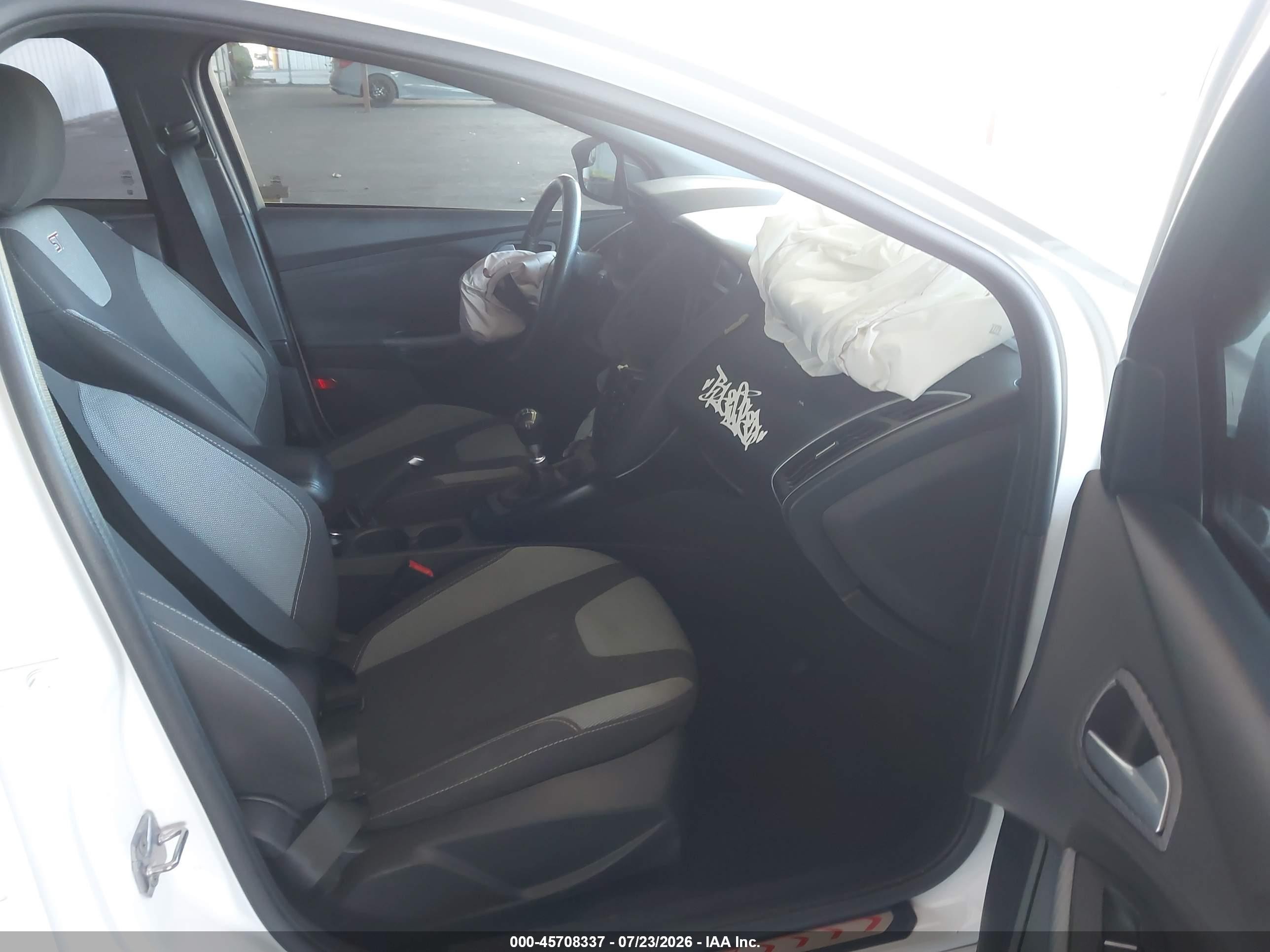 2014 Ford Focus St   White vin: 1FADP3L93EL238123