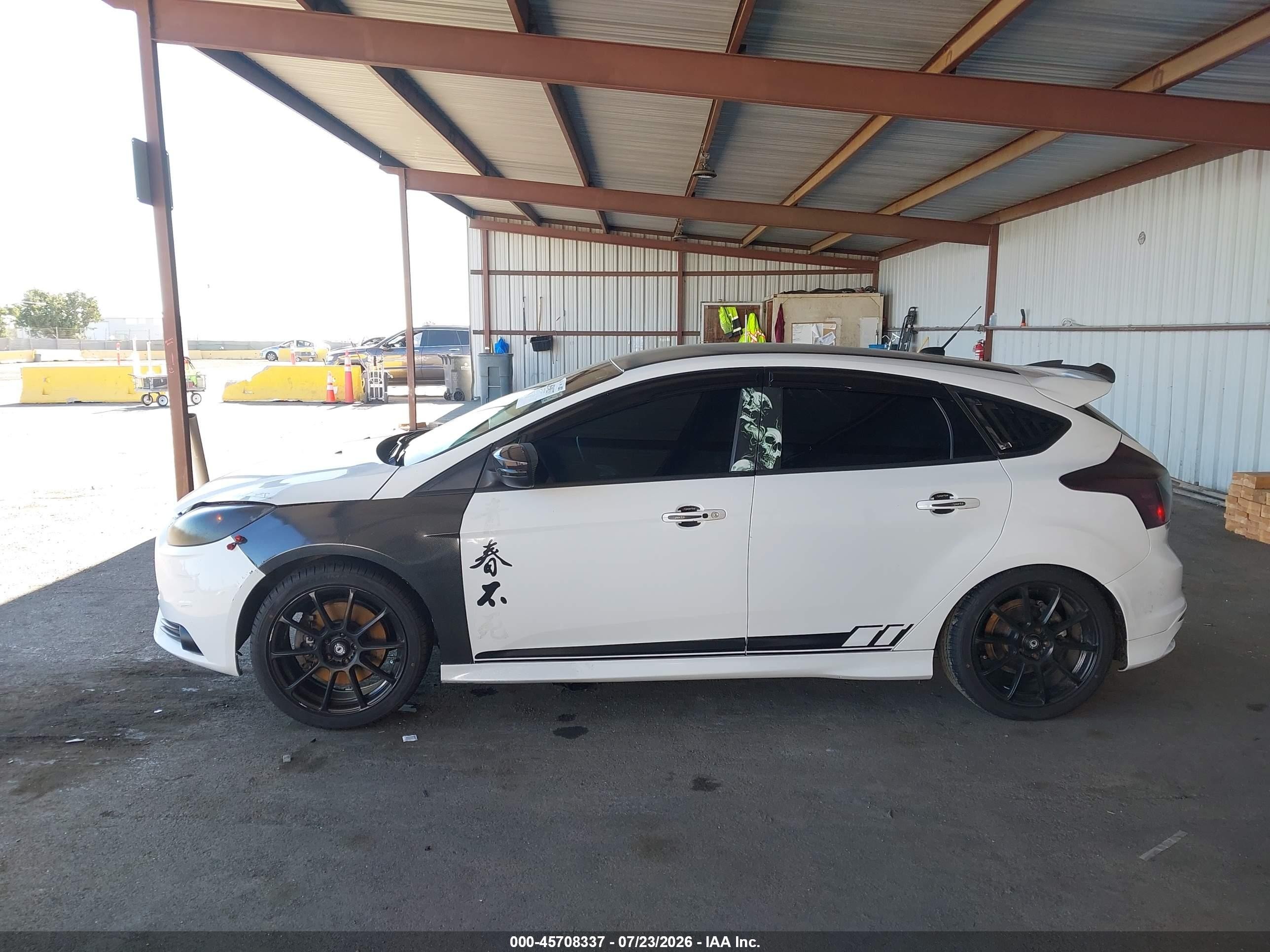 2014 Ford Focus St   White vin: 1FADP3L93EL238123