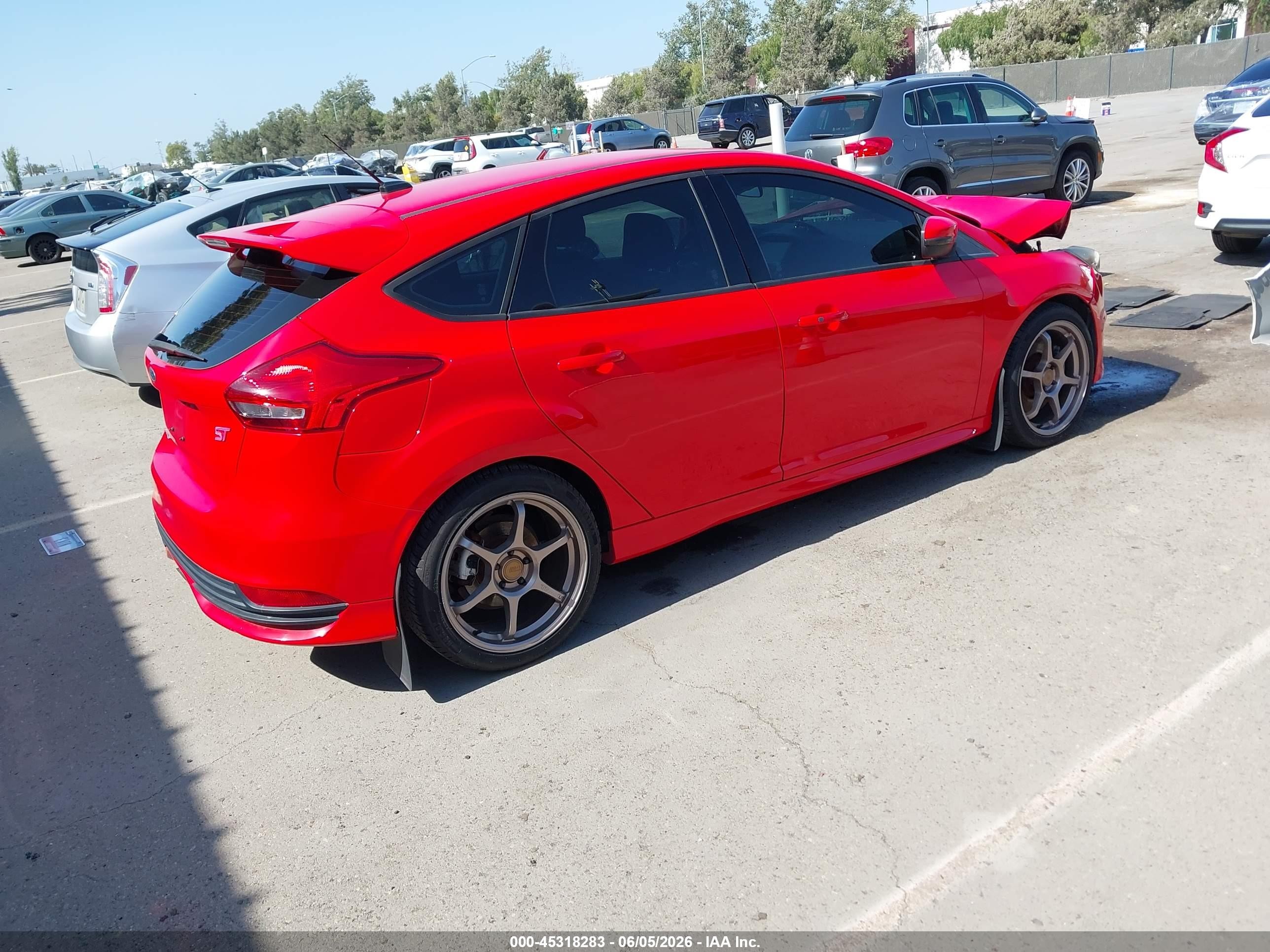 2015 Ford Focus St   Red vin: 1FADP3L94FL246412