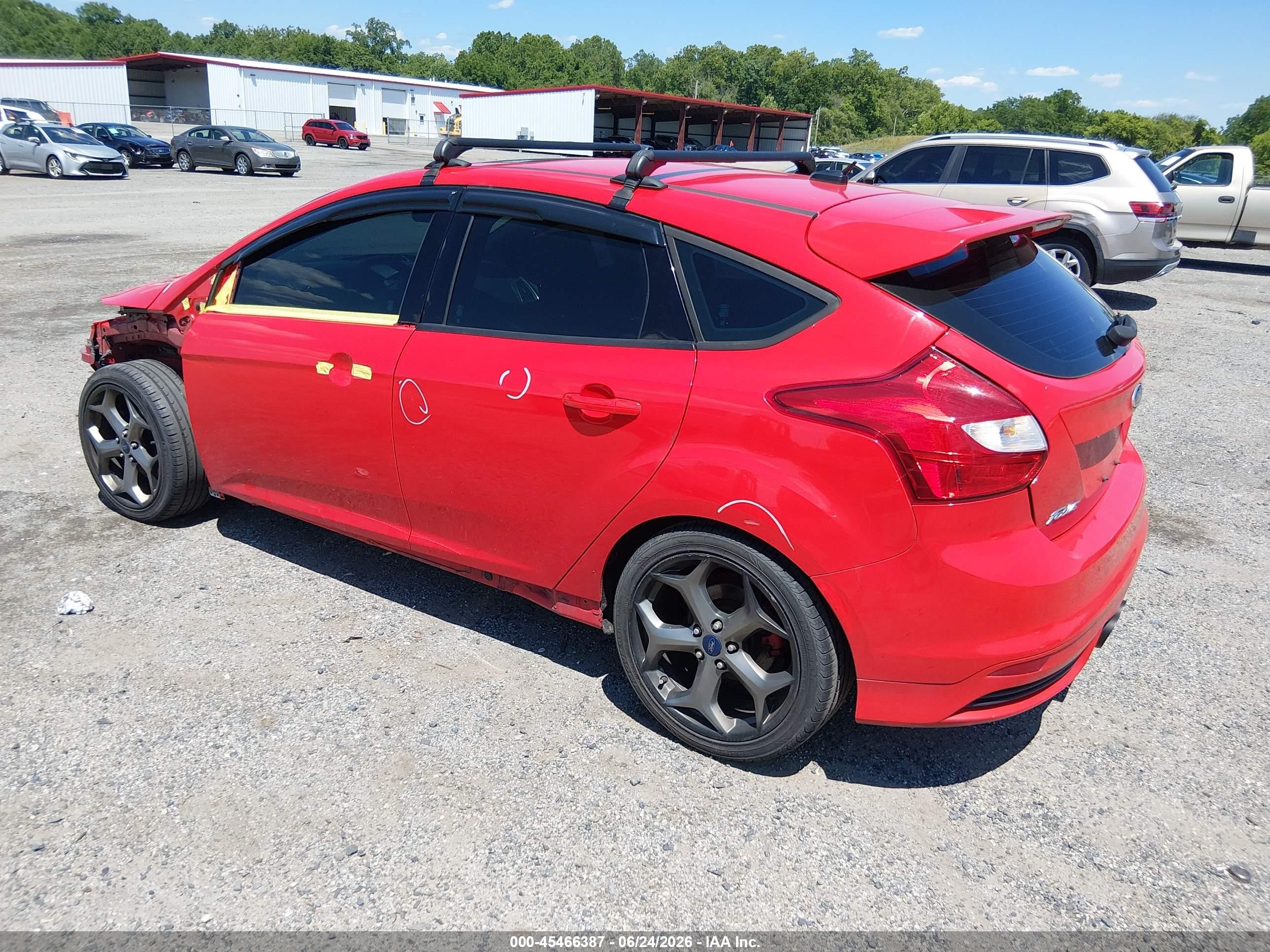2014 Ford Focus   Red vin: 1FADP3L96EL191749