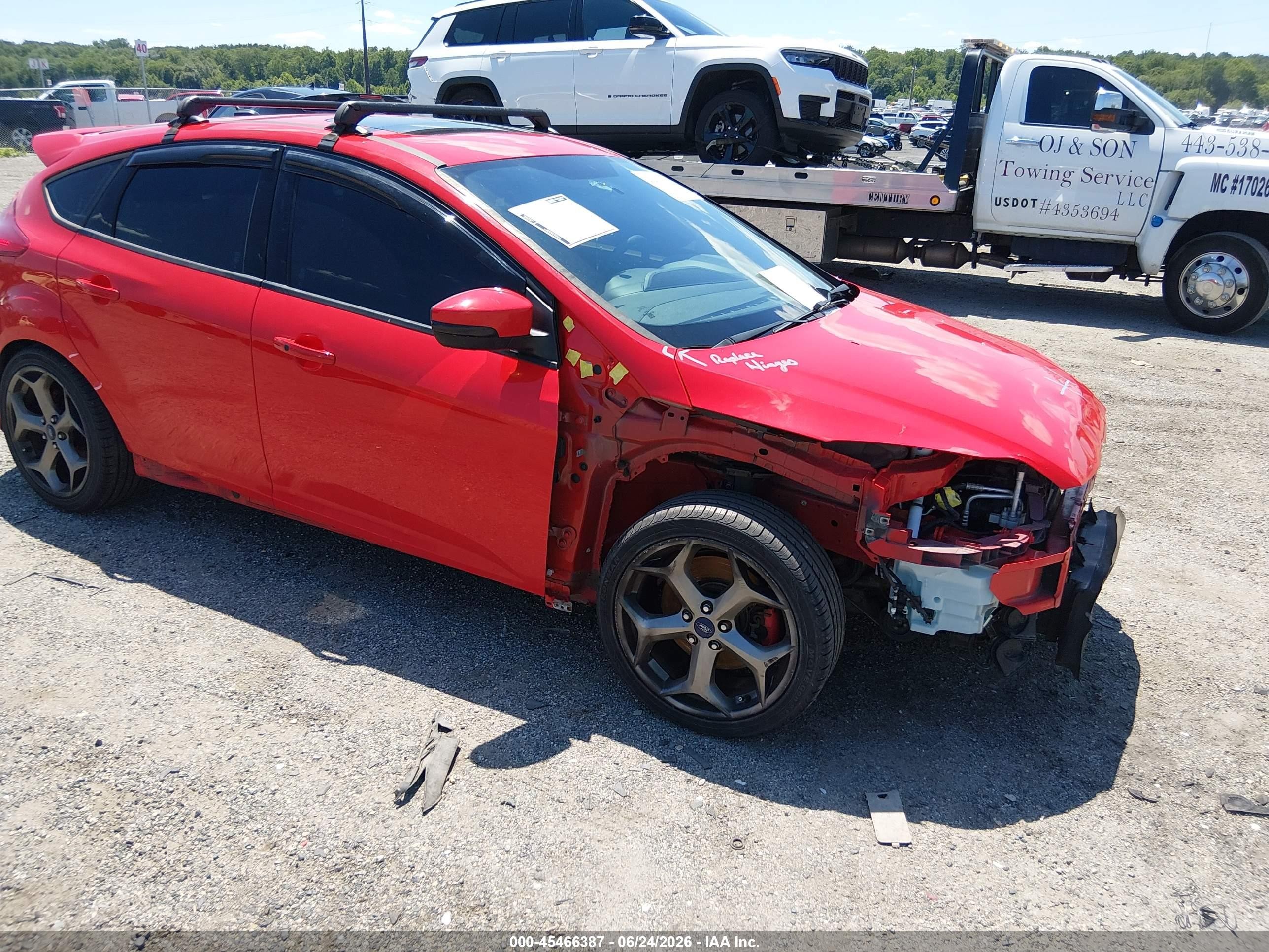 2014 Ford Focus   Red vin: 1FADP3L96EL191749