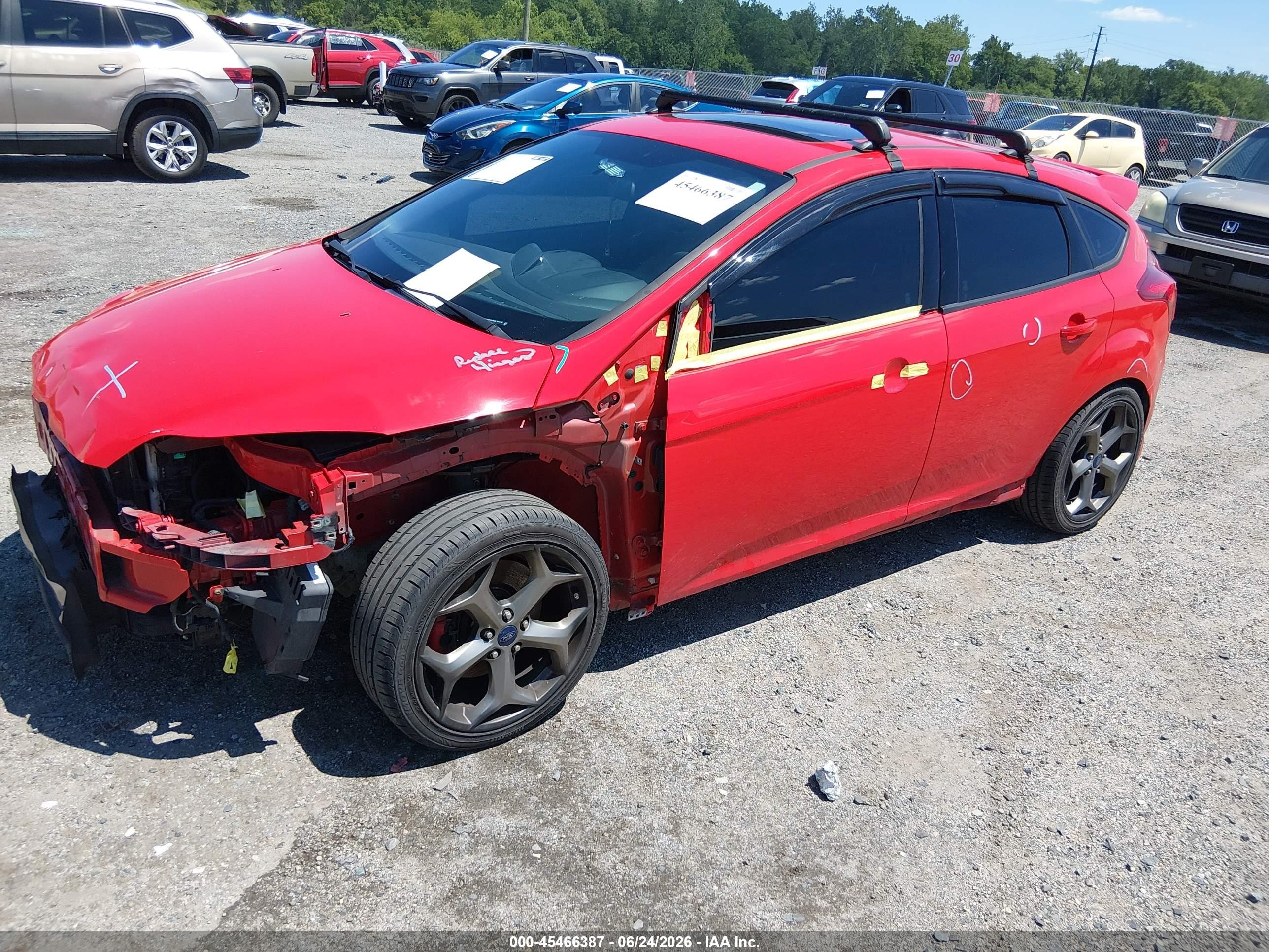 2014 Ford Focus   Red vin: 1FADP3L96EL191749