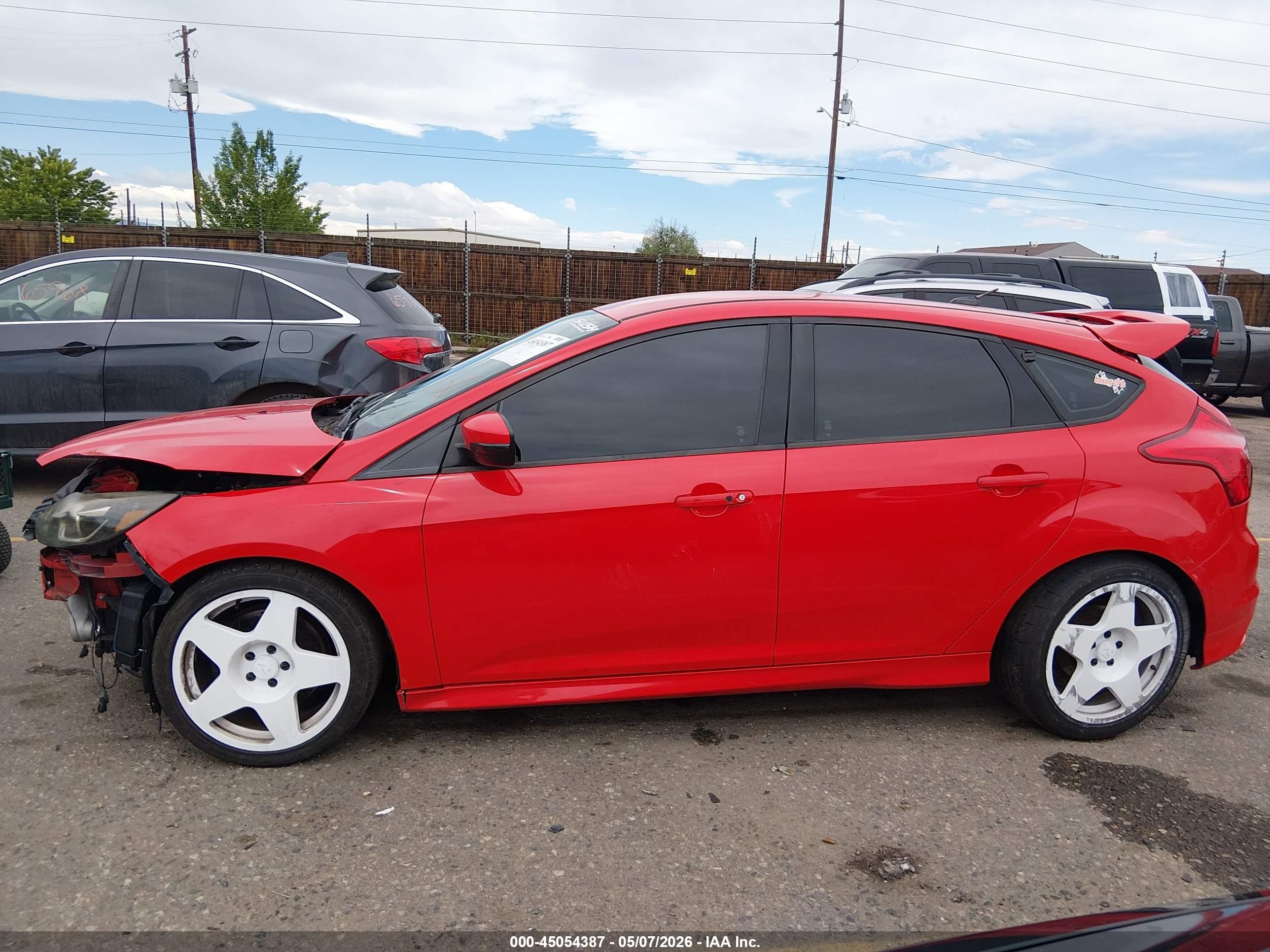 2013 Ford Focus St   Red vin: 1FADP3L97DL334626