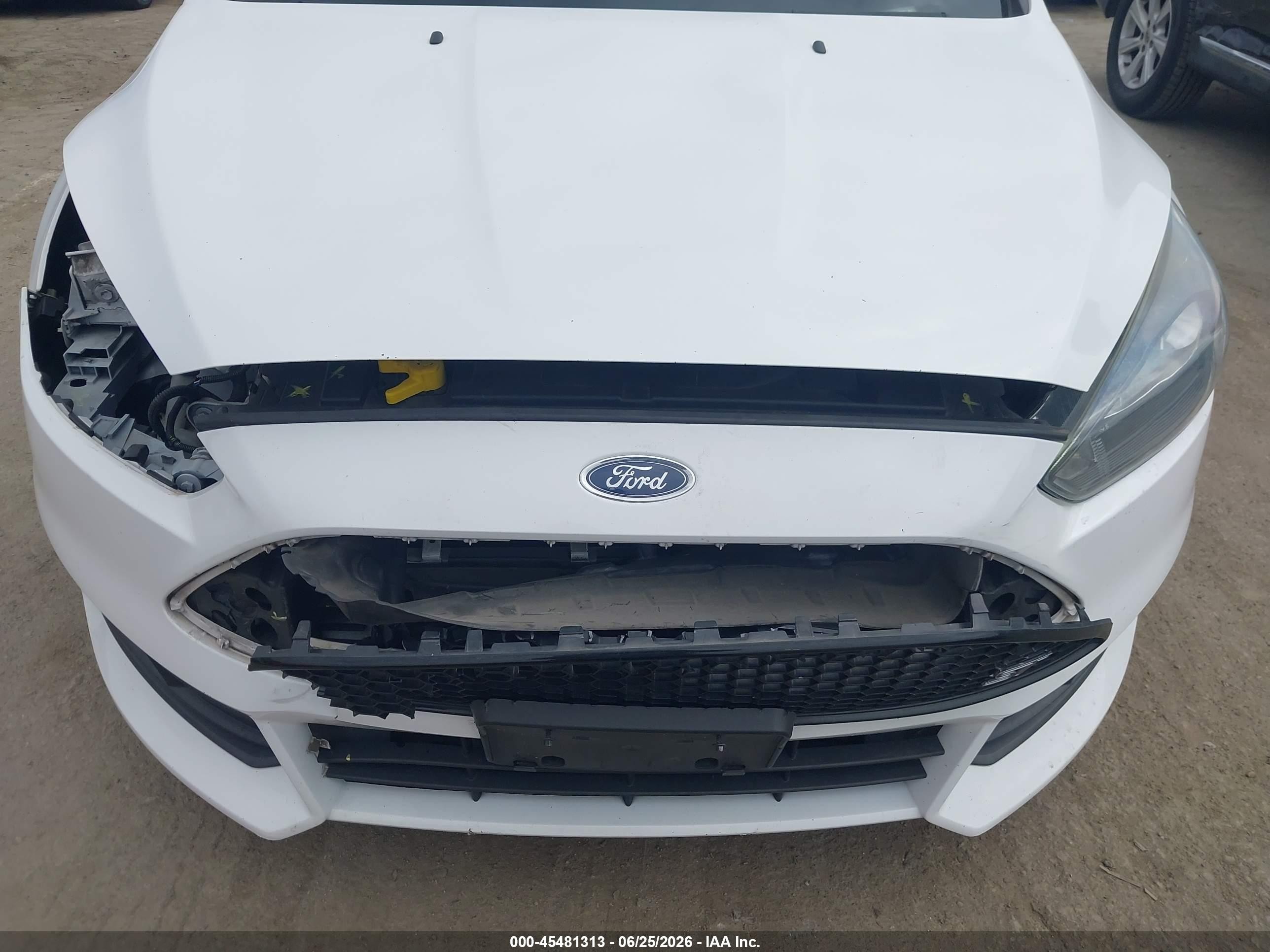 2015 Ford Focus St   White vin: 1FADP3L97FL369816