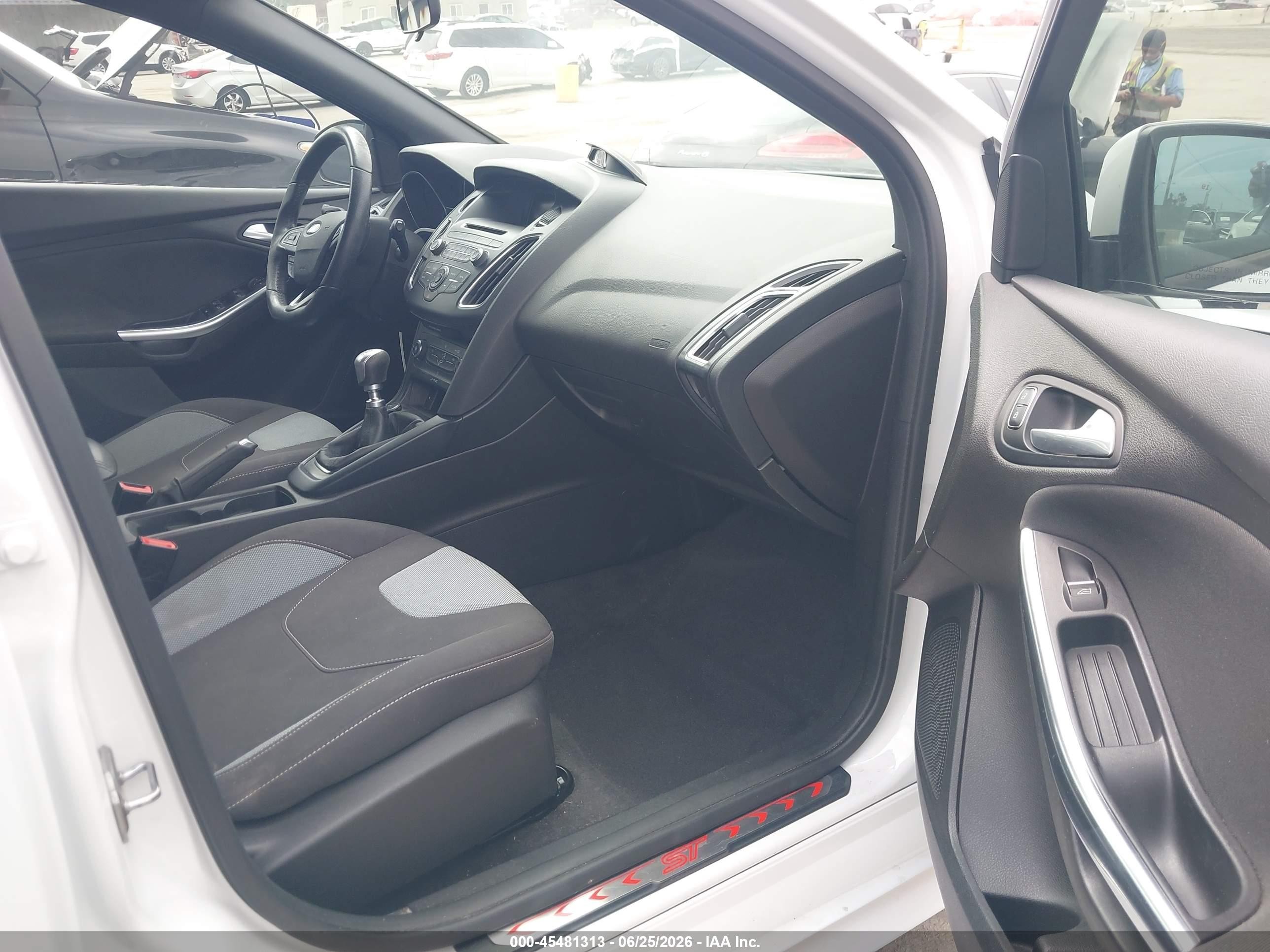 2015 Ford Focus St   White vin: 1FADP3L97FL369816