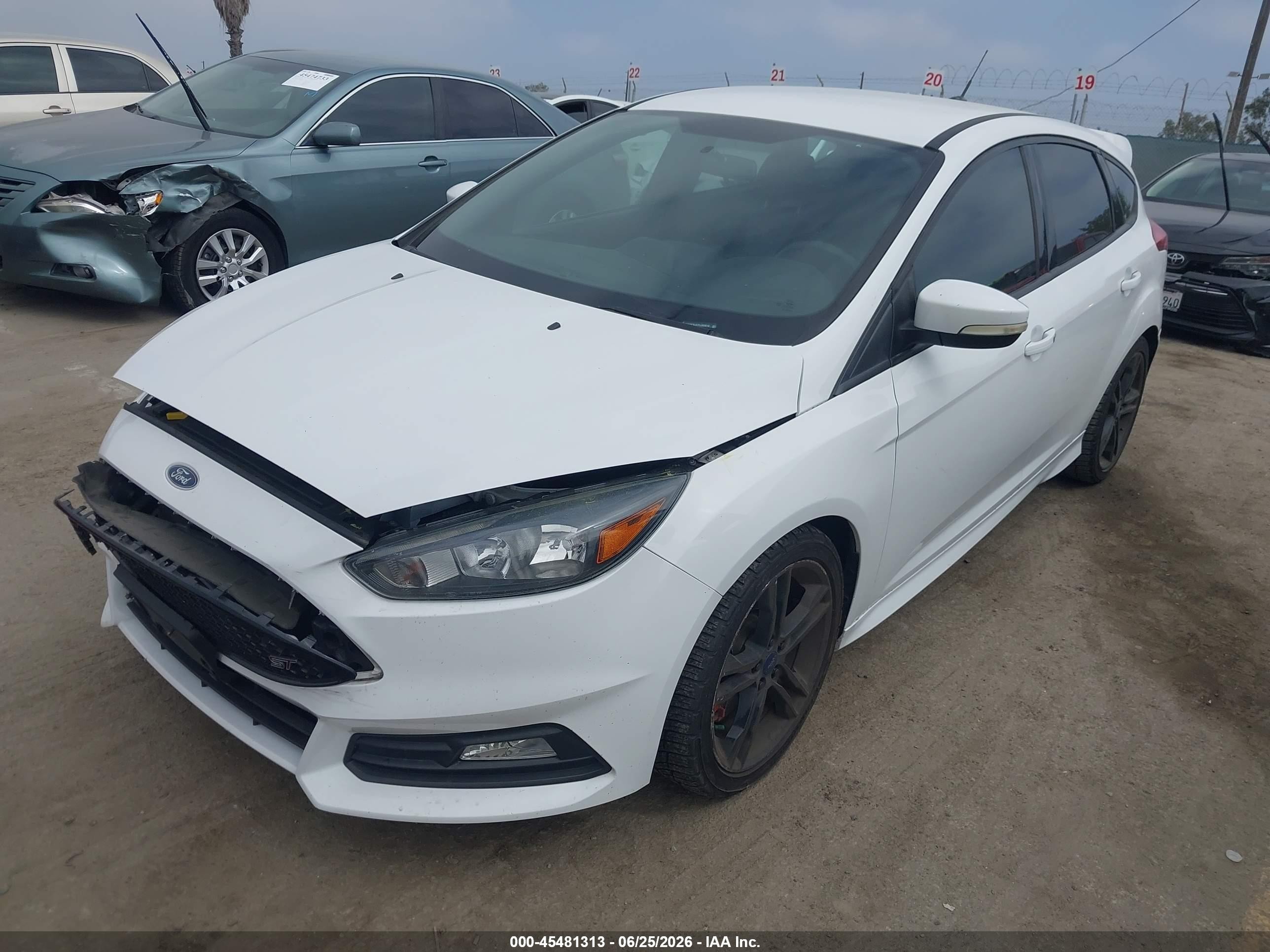 2015 Ford Focus St   White vin: 1FADP3L97FL369816