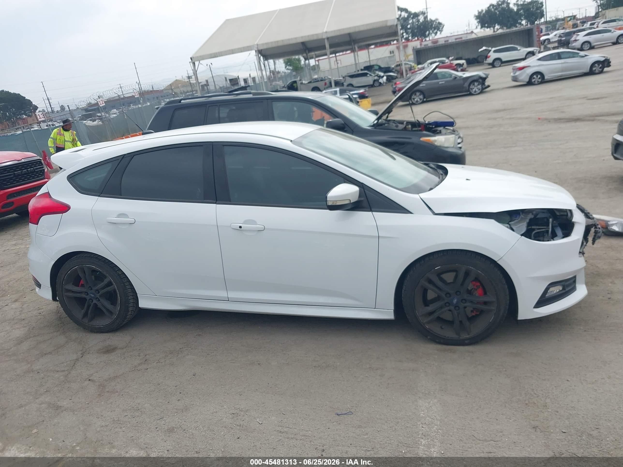 2015 Ford Focus St   White vin: 1FADP3L97FL369816