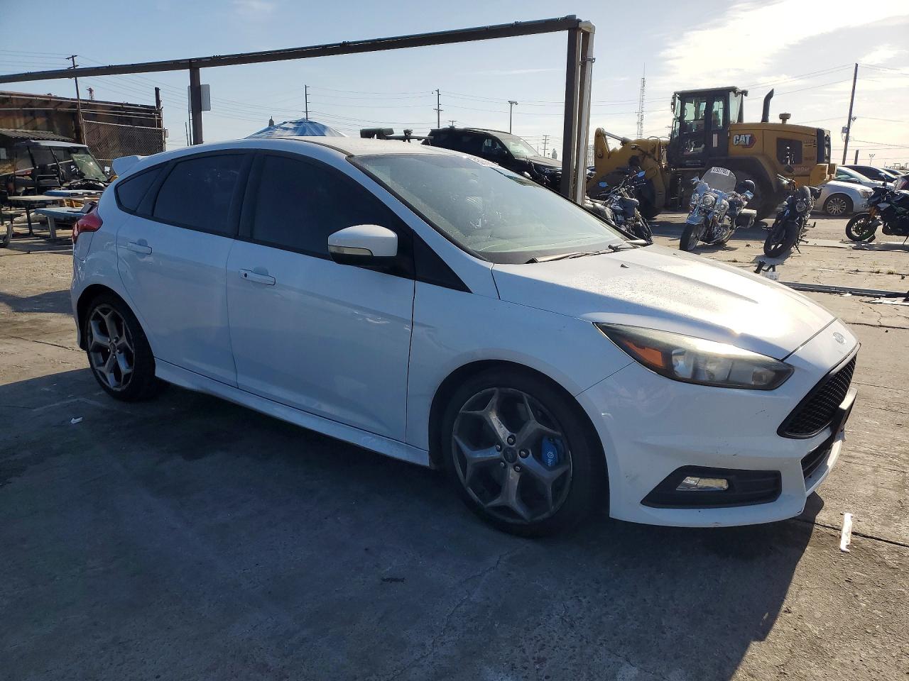 2015 Ford Focus White vin: 1FADP3L98FL262158