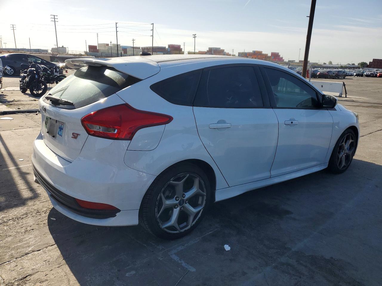 2015 Ford Focus White vin: 1FADP3L98FL262158