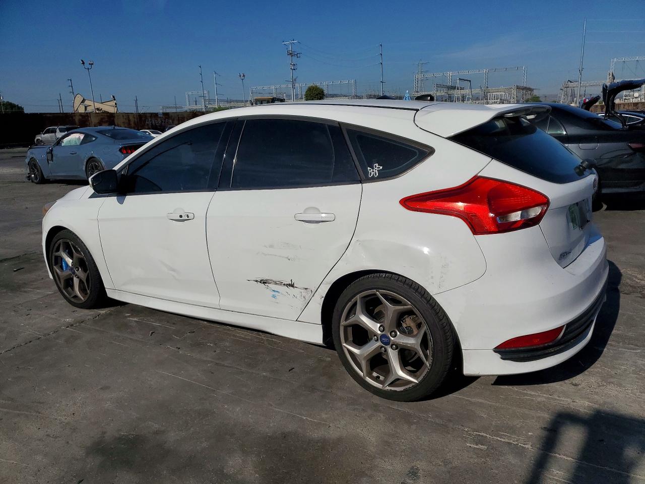 2015 Ford Focus White vin: 1FADP3L98FL262158
