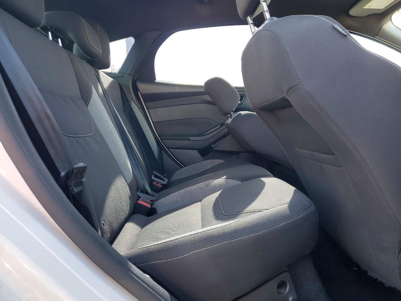 2015 Ford Focus White vin: 1FADP3L98FL262158