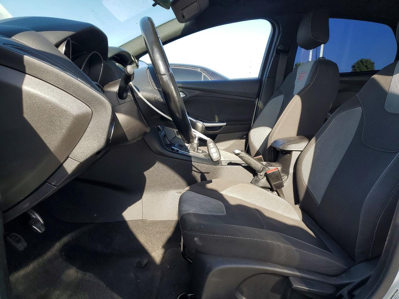 2015 Ford Focus White vin: 1FADP3L98FL262158
