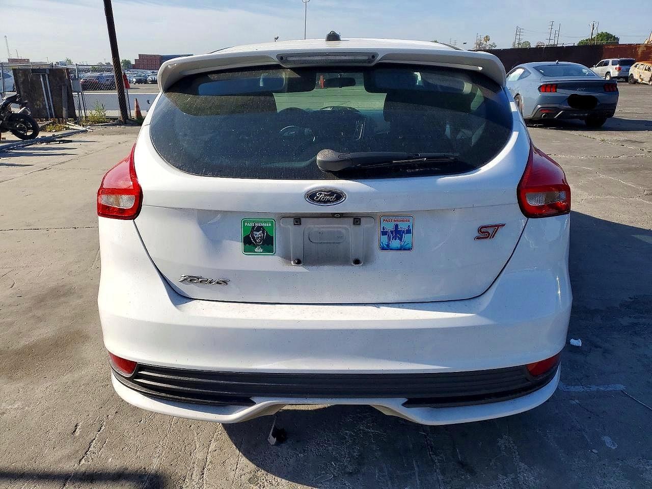 2015 Ford Focus White vin: 1FADP3L98FL262158