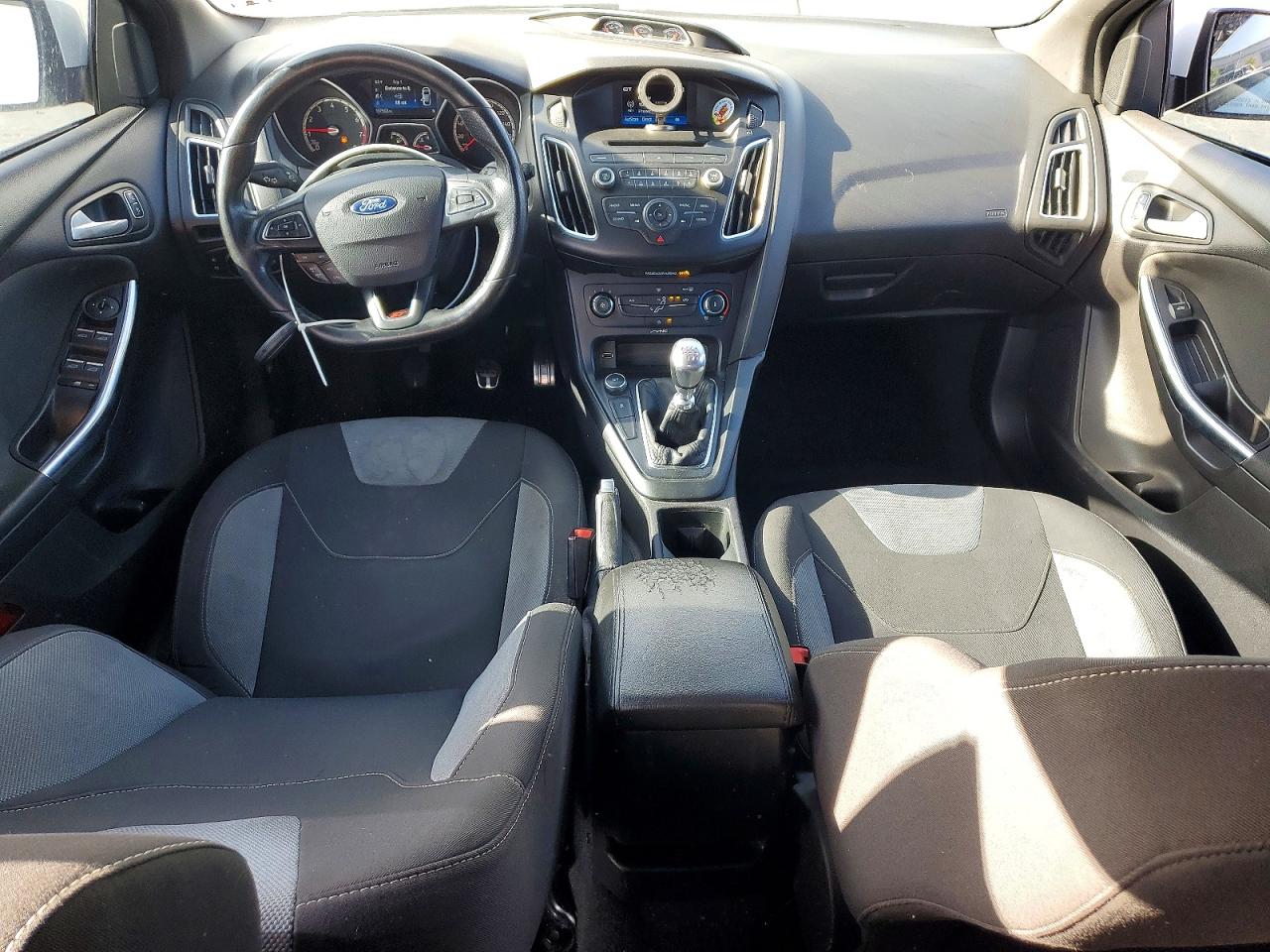 2015 Ford Focus White vin: 1FADP3L98FL262158