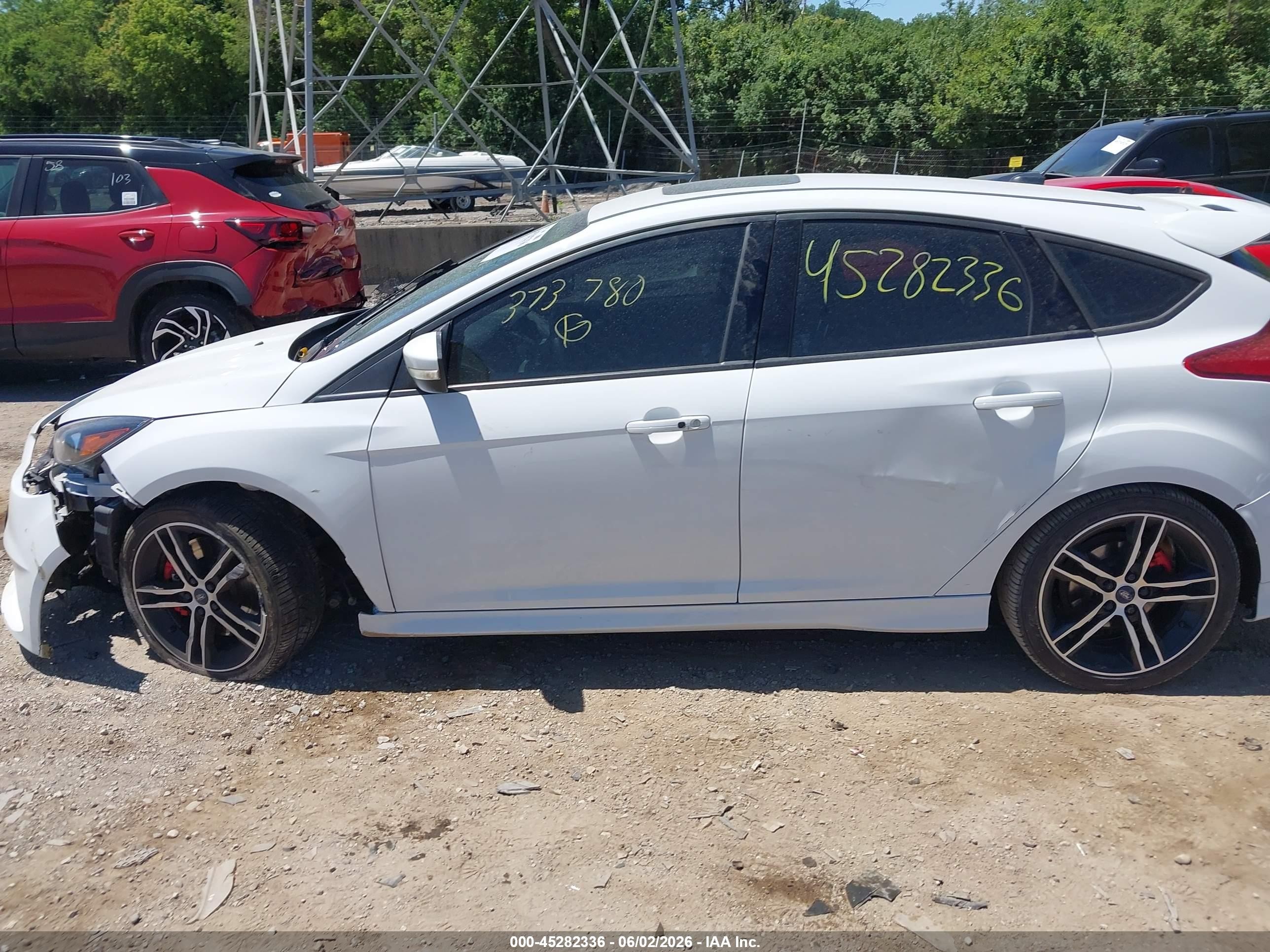 2015 Ford Focus St White vin: 1FADP3L9XFL373780