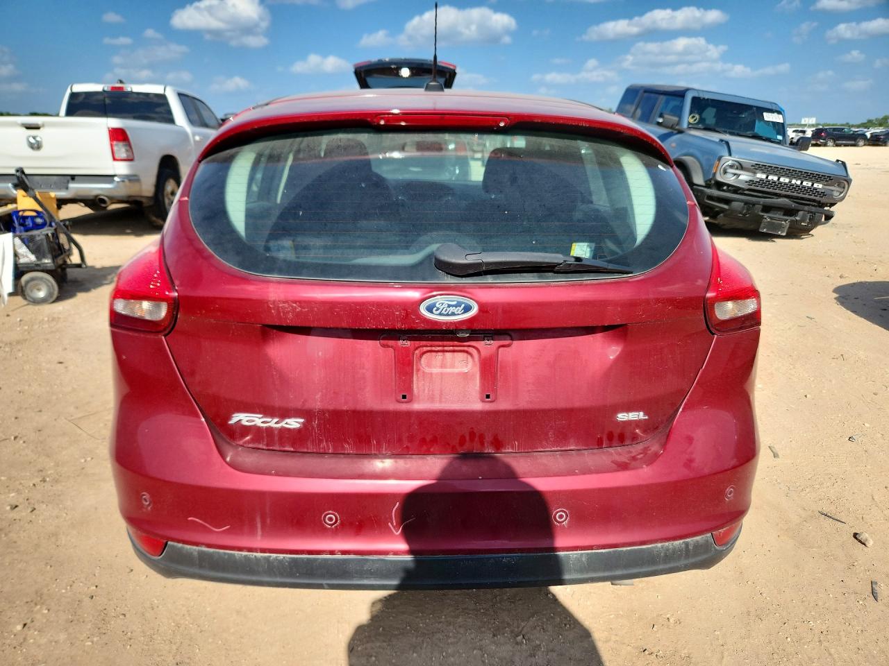 2017 Ford Focus Sel Red vin: 1FADP3M21HL219303