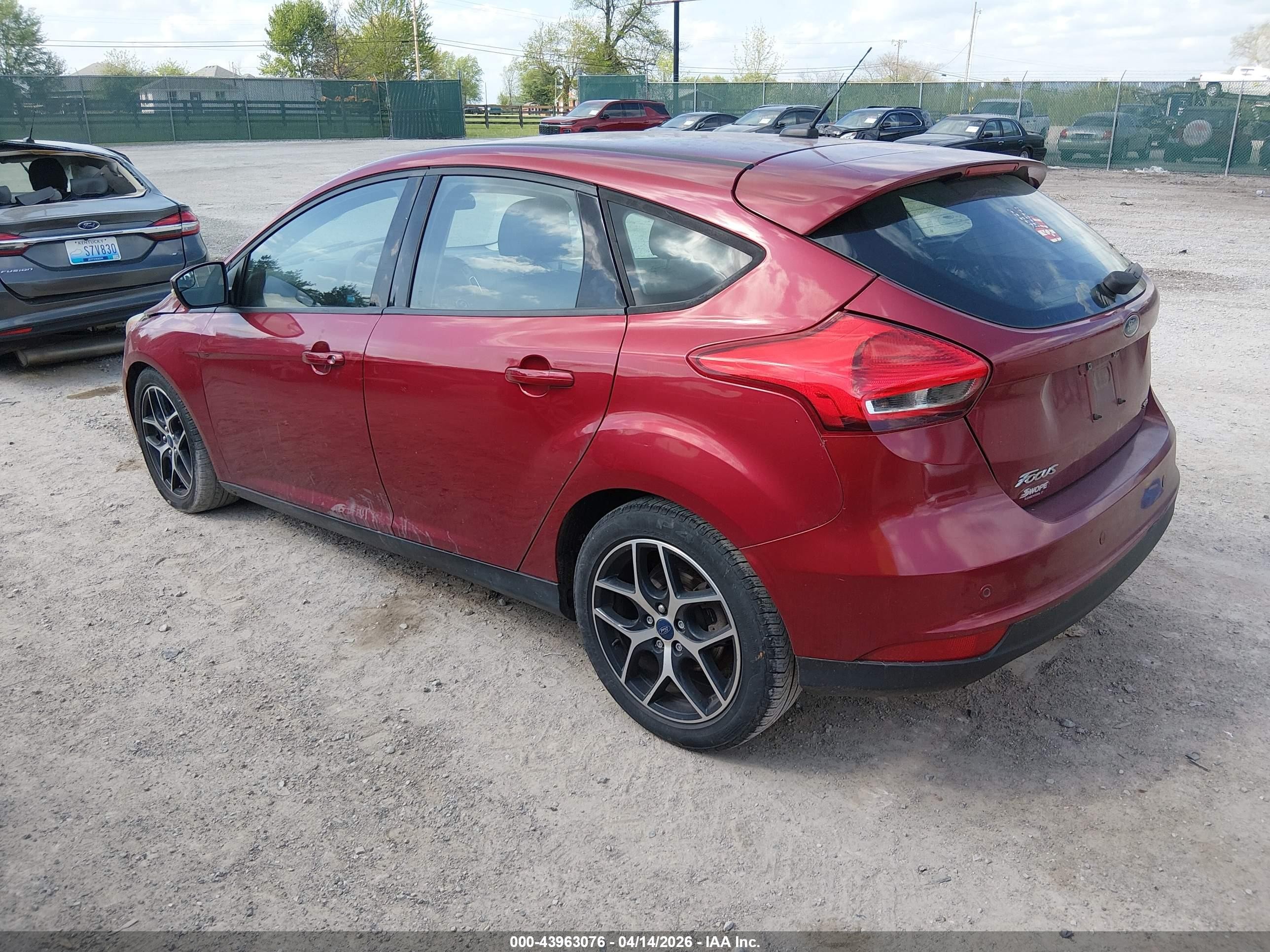 2017 Ford Focus Sel Red vin: 1FADP3M25HL202410