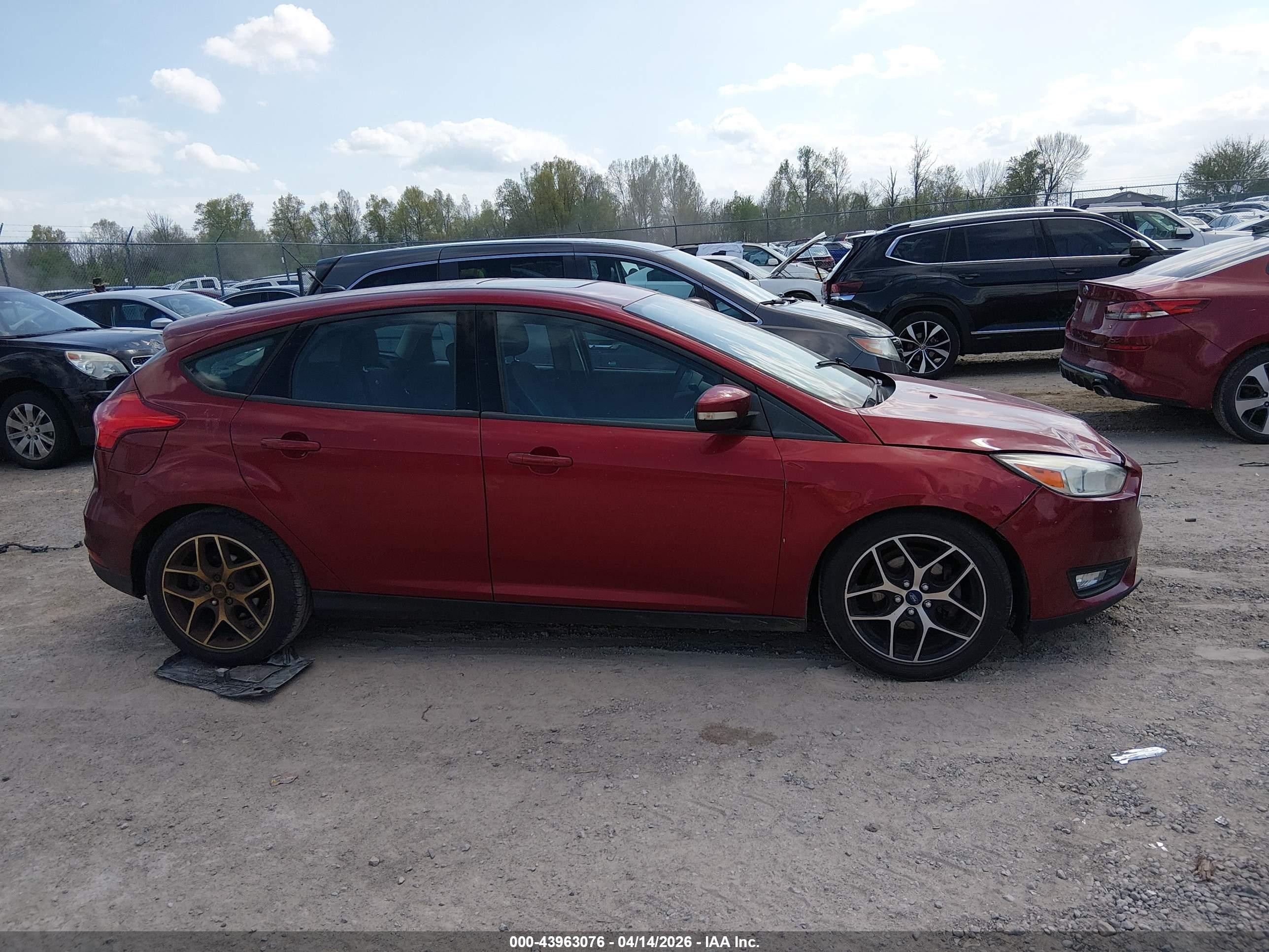 2017 Ford Focus Sel Red vin: 1FADP3M25HL202410