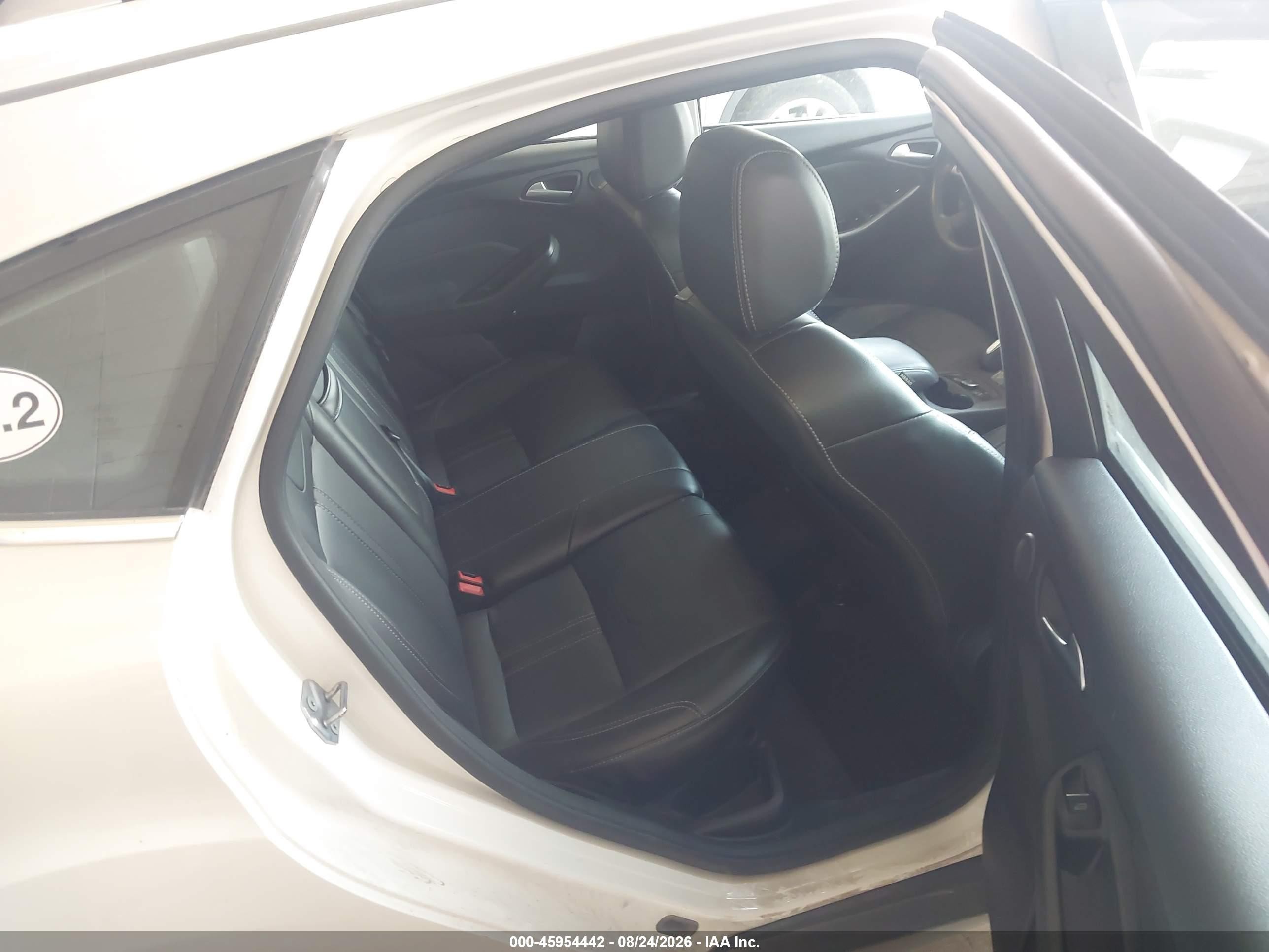 2013 Ford Focus Titanium Белый vin: 1FADP3N20DL184164