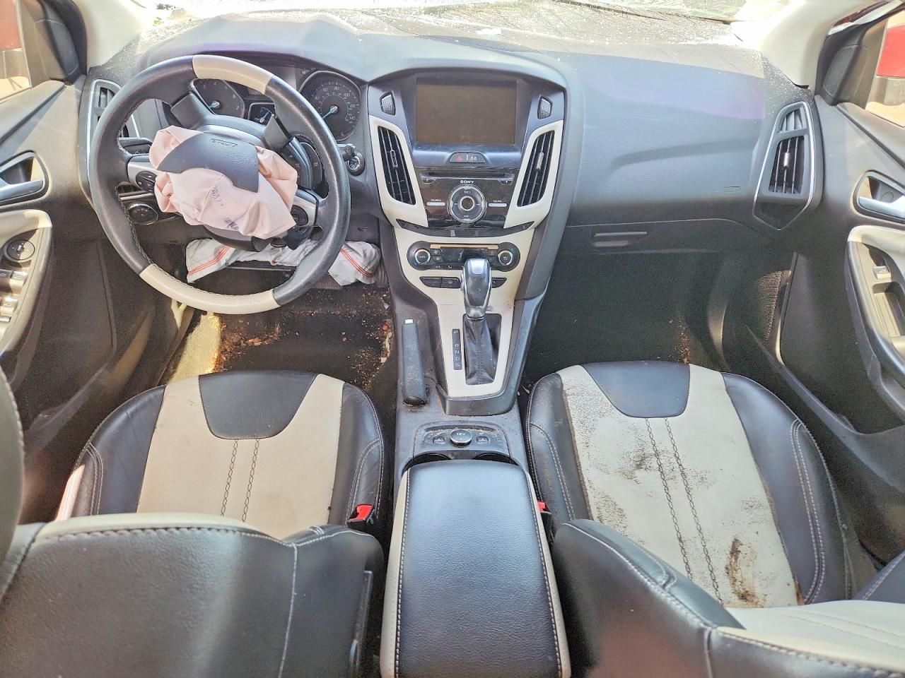 2014 Ford Focus Titanium Red vin: 1FADP3N20EL258295