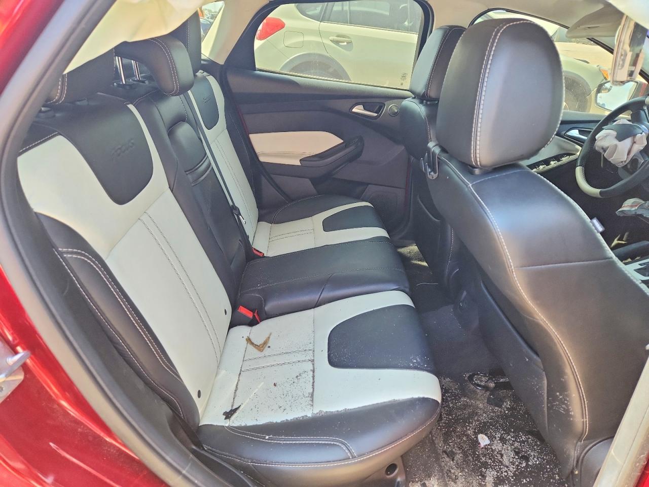 2014 Ford Focus Titanium Red vin: 1FADP3N20EL258295