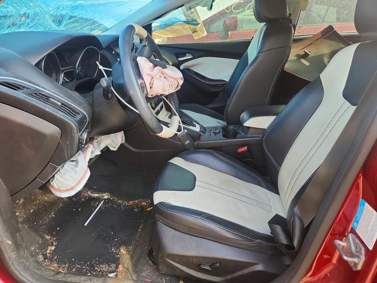 2014 Ford Focus Titanium Red vin: 1FADP3N20EL258295