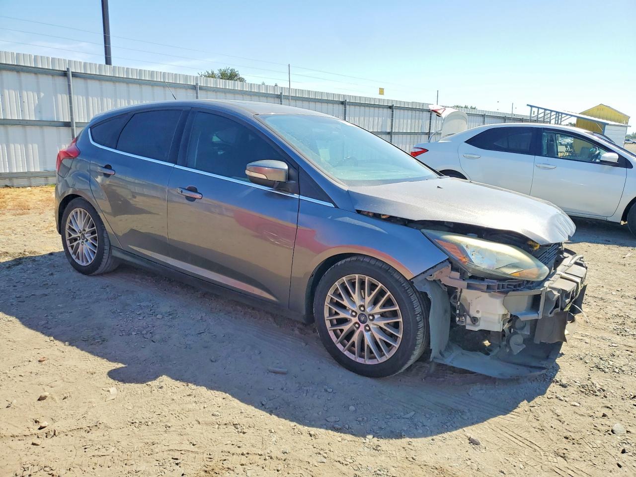 2014 Ford Focus Titanium Gray vin: 1FADP3N20EL399738