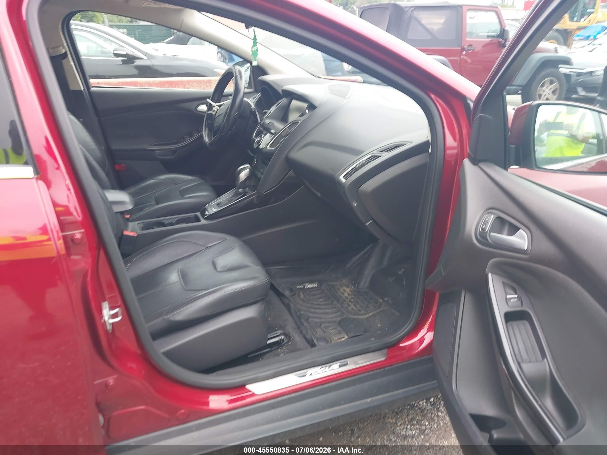 2015 Ford Focus Titanium Красный vin: 1FADP3N20FL322207