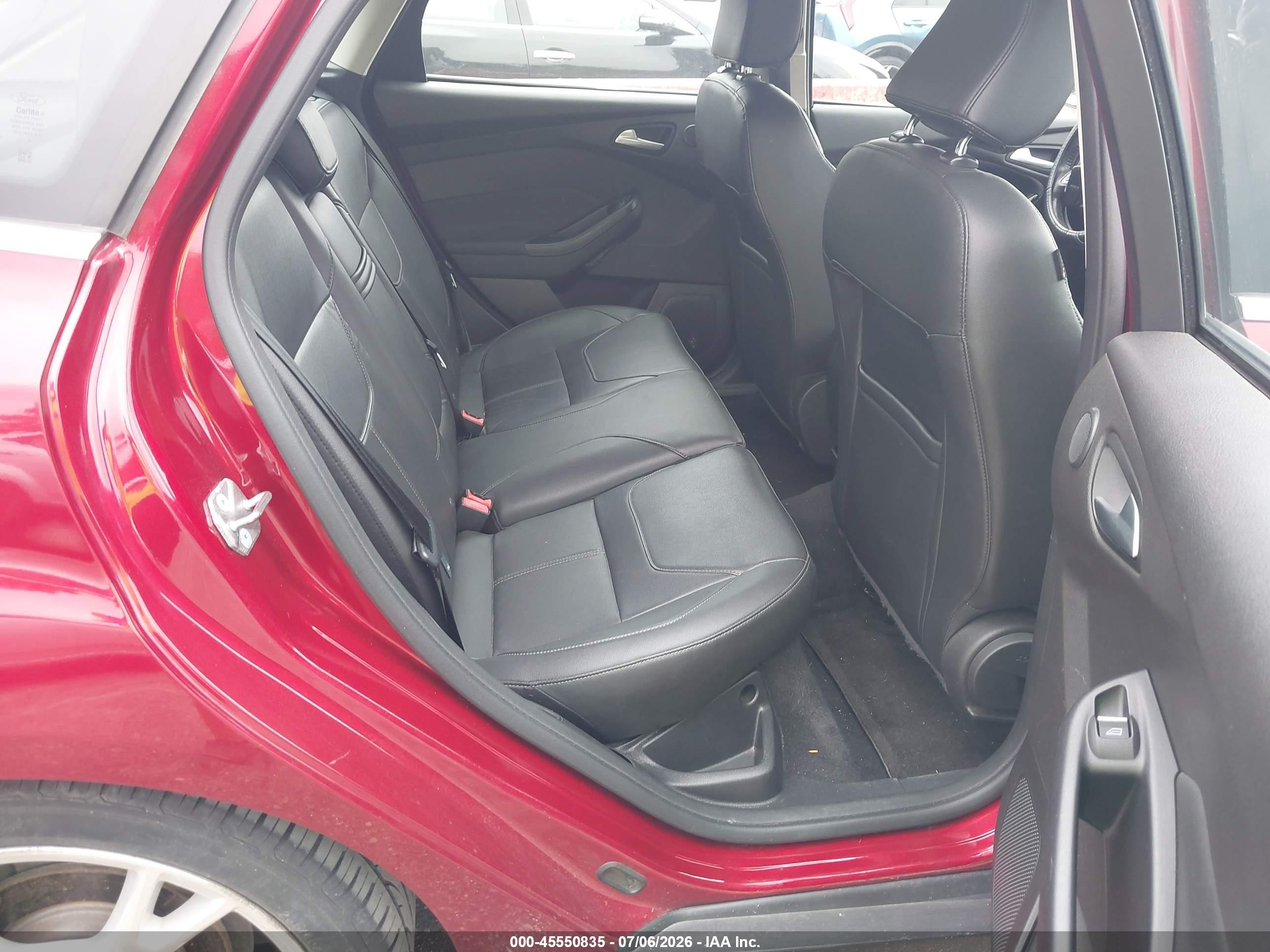 2015 Ford Focus Titanium Красный vin: 1FADP3N20FL322207