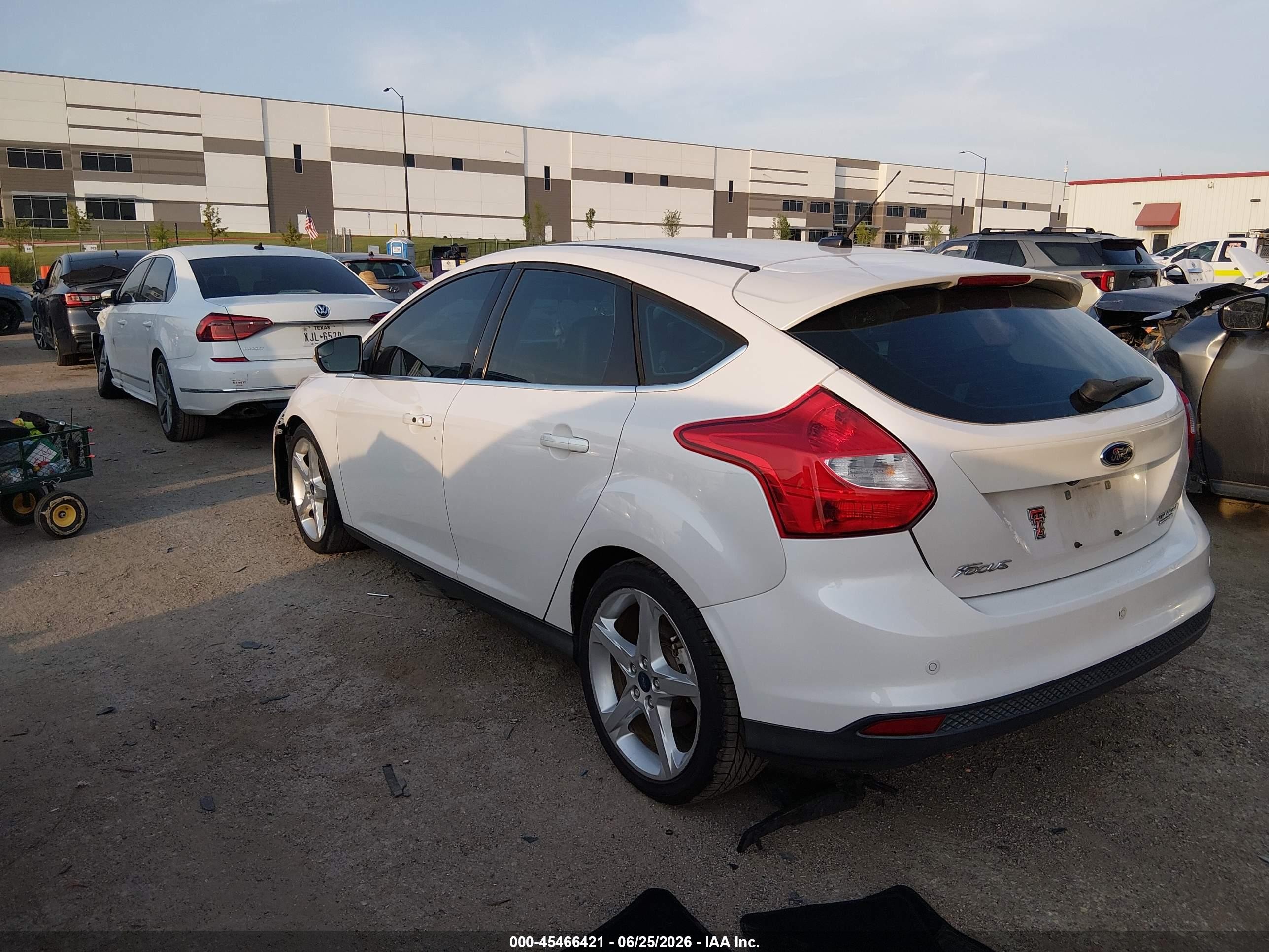 2013 Ford Focus Titanium White vin: 1FADP3N21DL157622