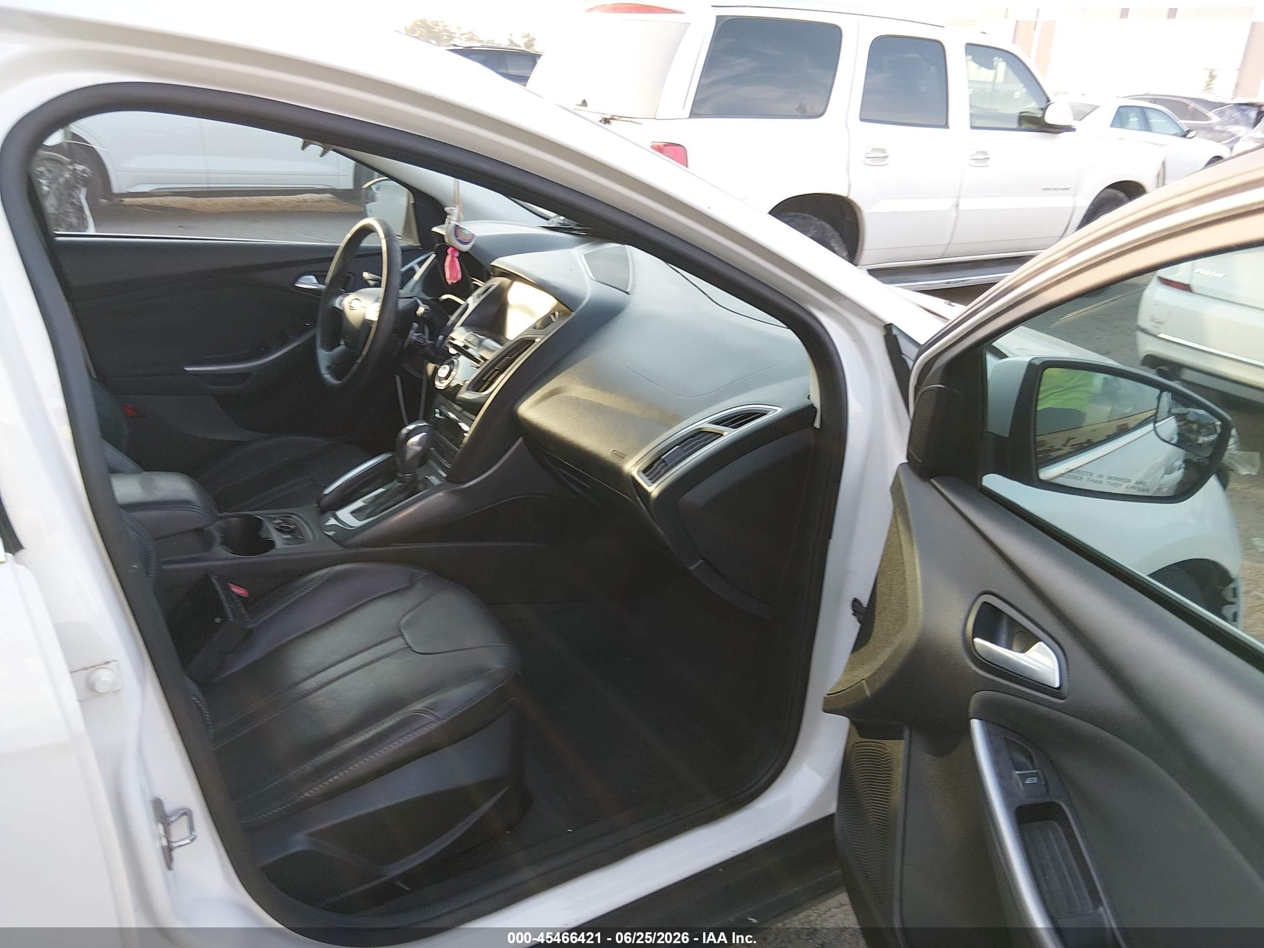 2013 Ford Focus Titanium White vin: 1FADP3N21DL157622