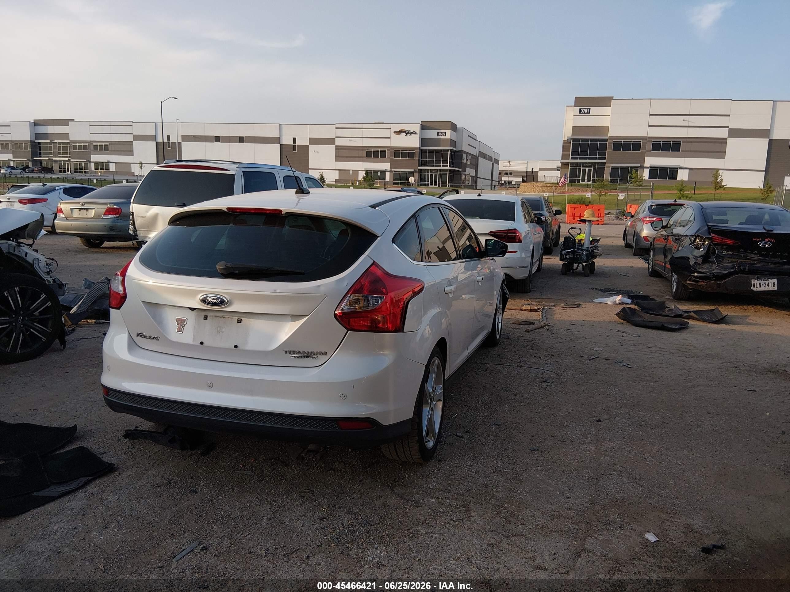 2013 Ford Focus Titanium White vin: 1FADP3N21DL157622