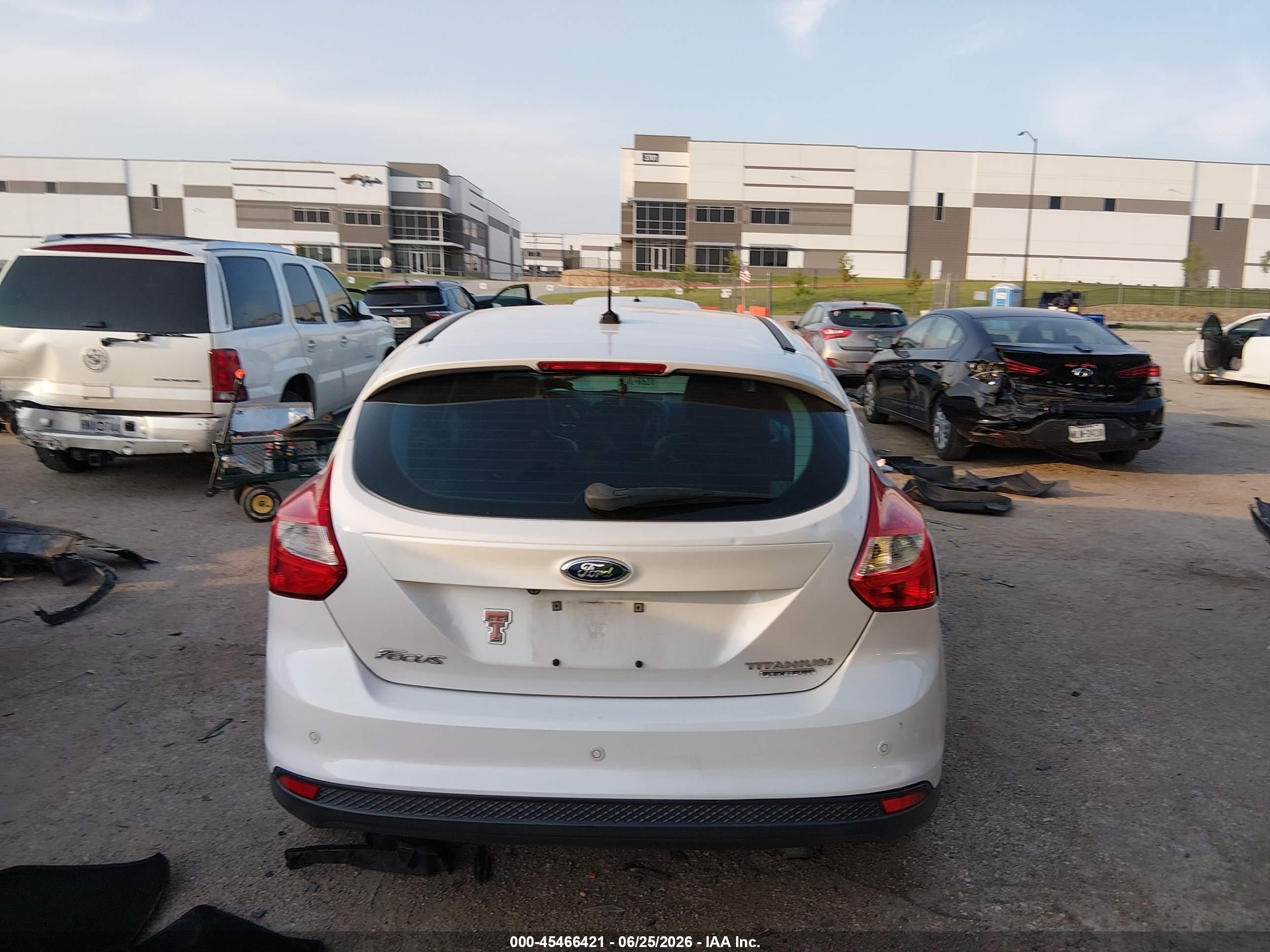 2013 Ford Focus Titanium White vin: 1FADP3N21DL157622