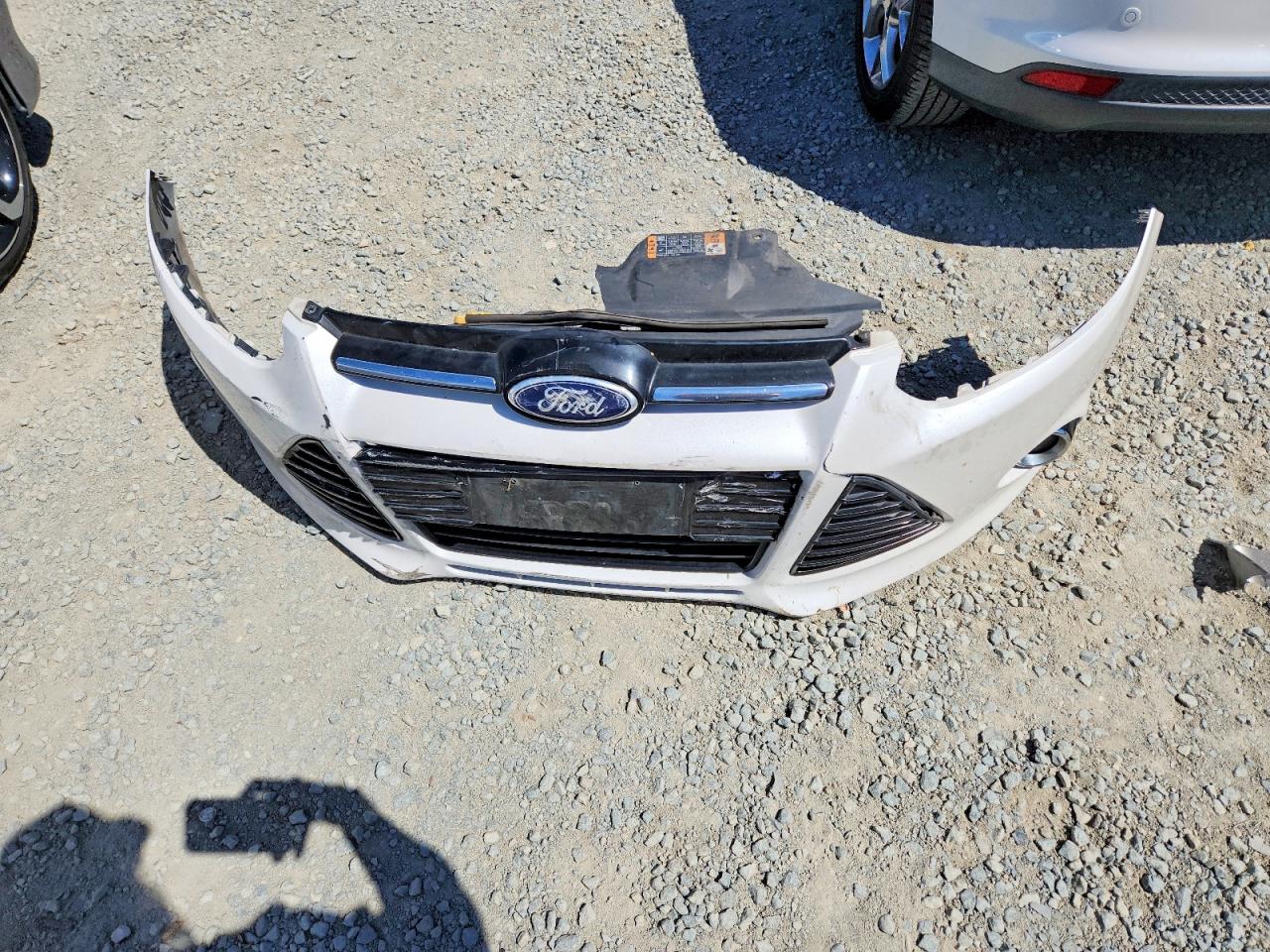 2014 Ford Focus Titanium White vin: 1FADP3N21EL281729