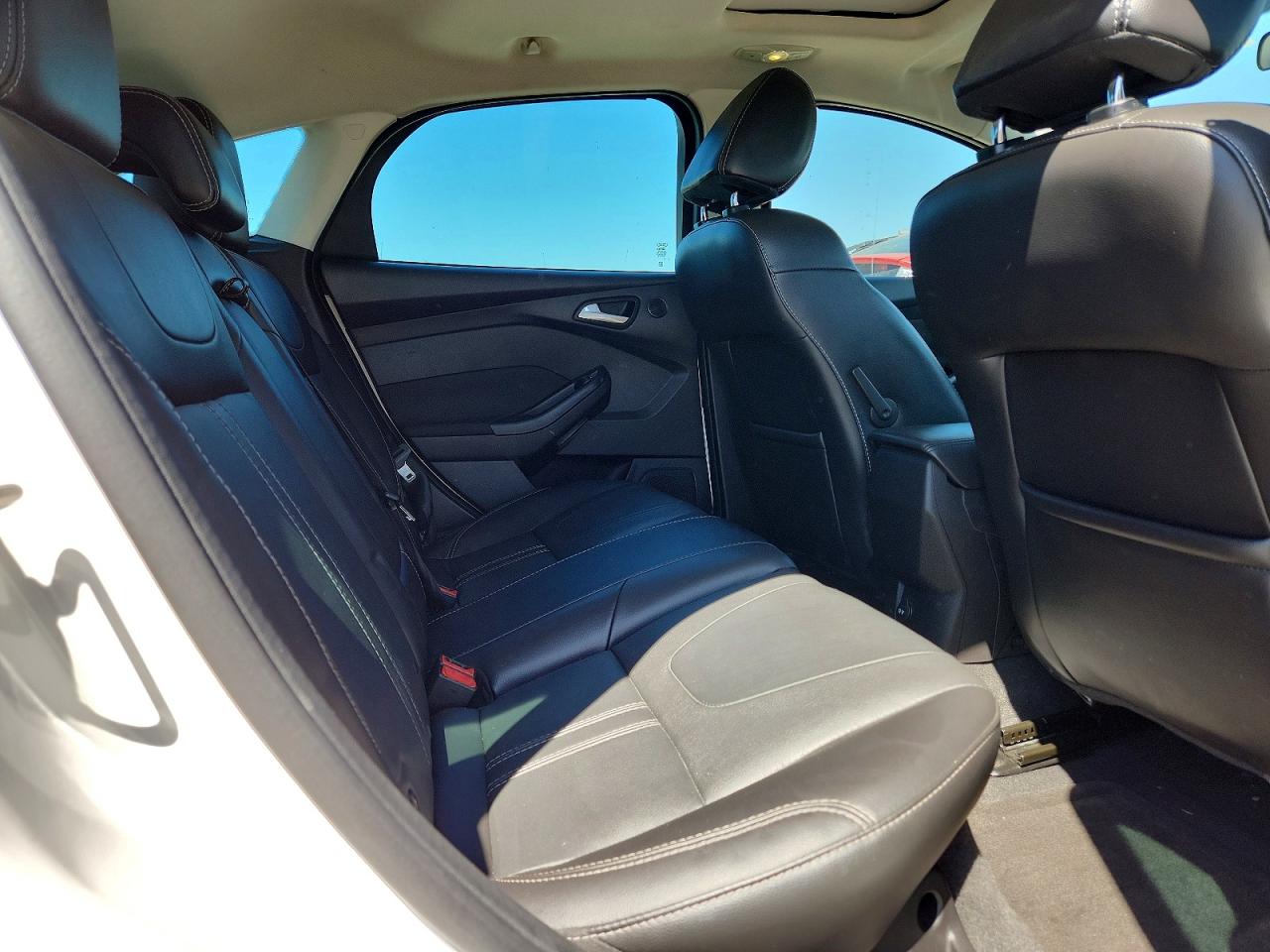 2014 Ford Focus Titanium White vin: 1FADP3N21EL281729