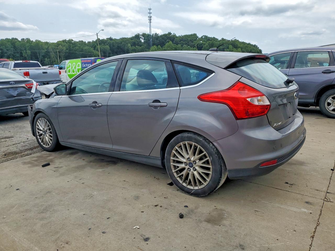 2014 Ford Focus Titanium Gray vin: 1FADP3N21EL370782
